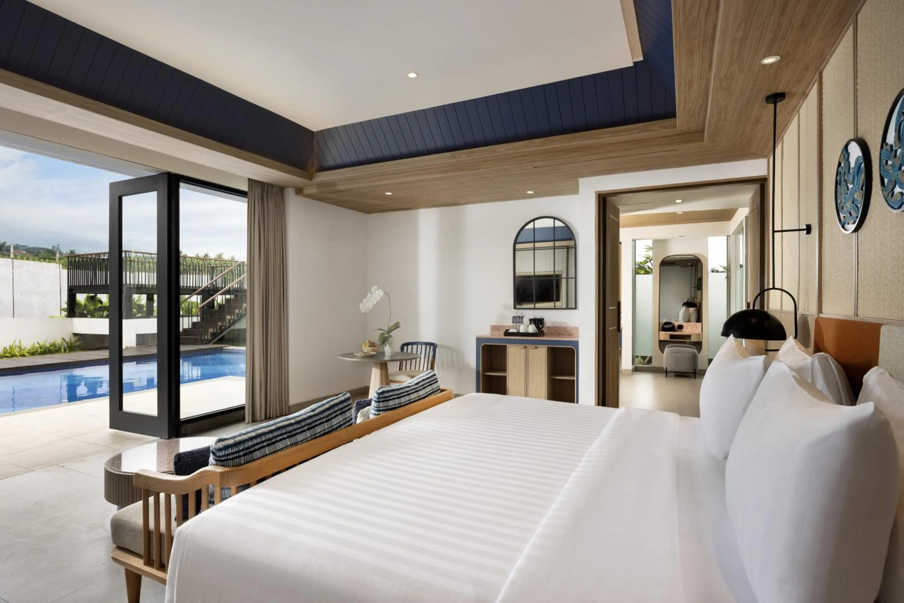 Pool view, Bed in Hotel Santika Premiere Linggarjati - Kuningan