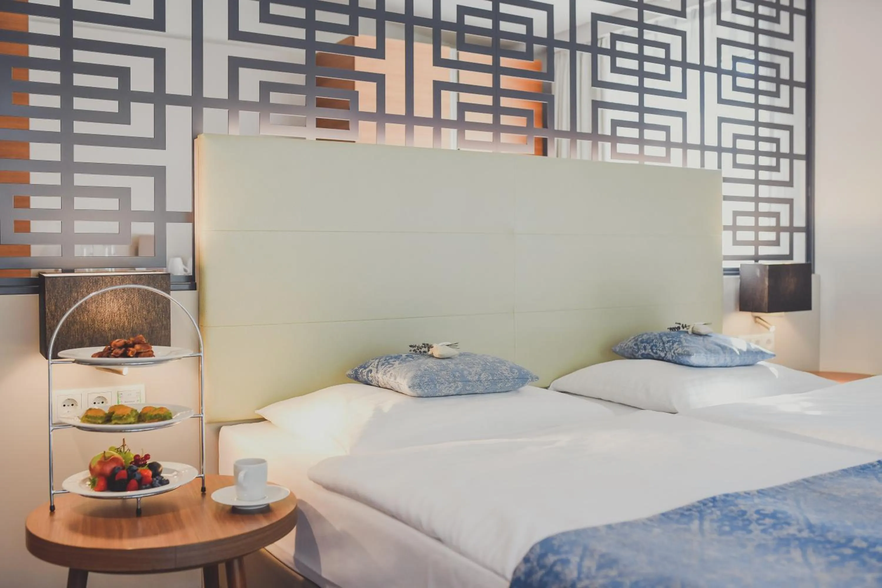 Bed in Nuhr Medical - Hotel & Restaurant - ab 2 Nächtigungen von 13 Feb - 15 Feb 2026 kostenlose Zimmer Dekoration & eine Flasche Sekt für den Valentinstag - Champagner & Kaviar Abend am 14 Feb 2026 um 18 Uhr