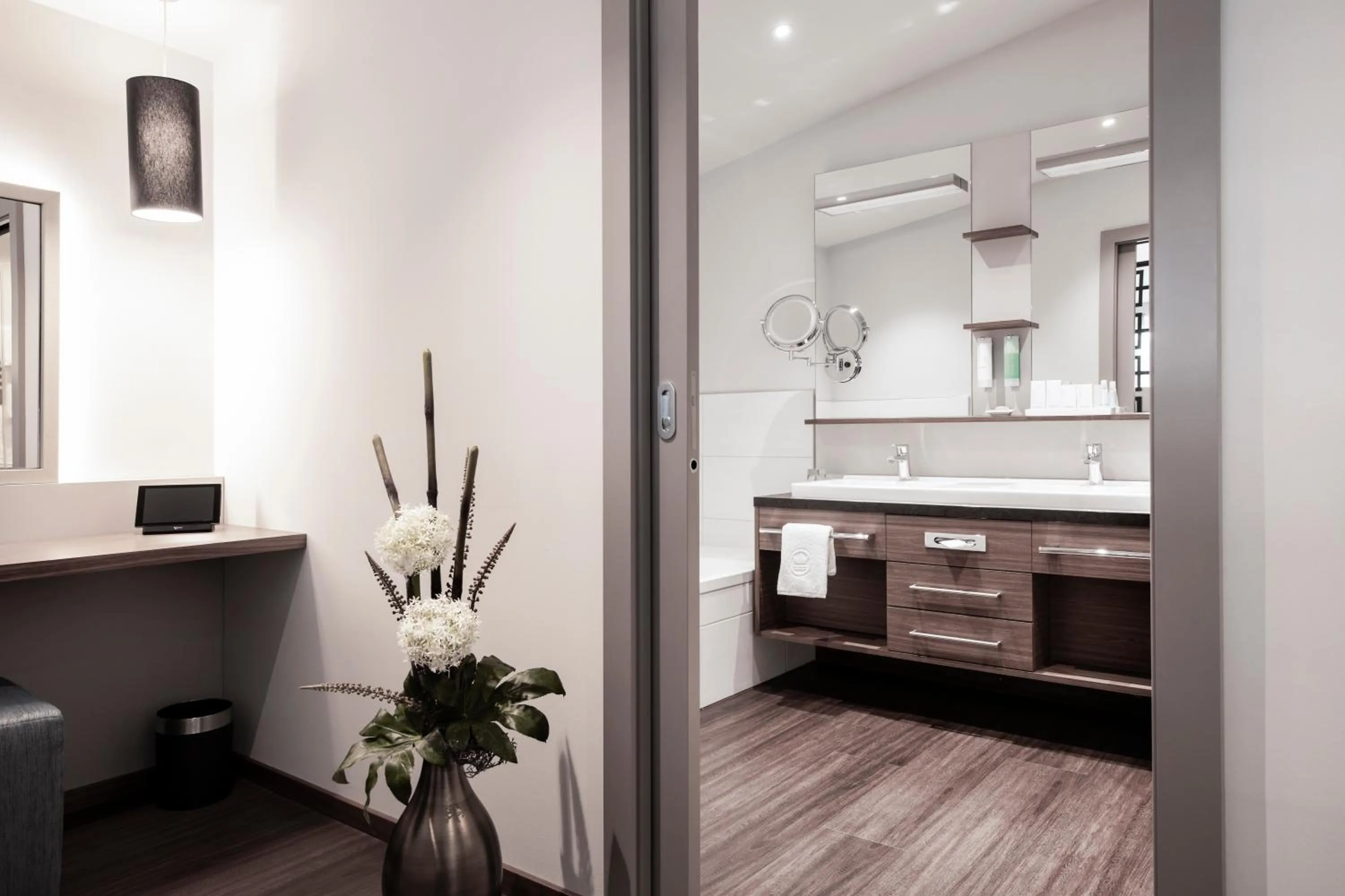 Bathroom in Nuhr Medical - Hotel & Restaurant - ab 2 Nächtigungen von 13 Feb - 15 Feb 2026 kostenlose Zimmer Dekoration & eine Flasche Sekt für den Valentinstag - Champagner & Kaviar Abend am 14 Feb 2026 um 18 Uhr