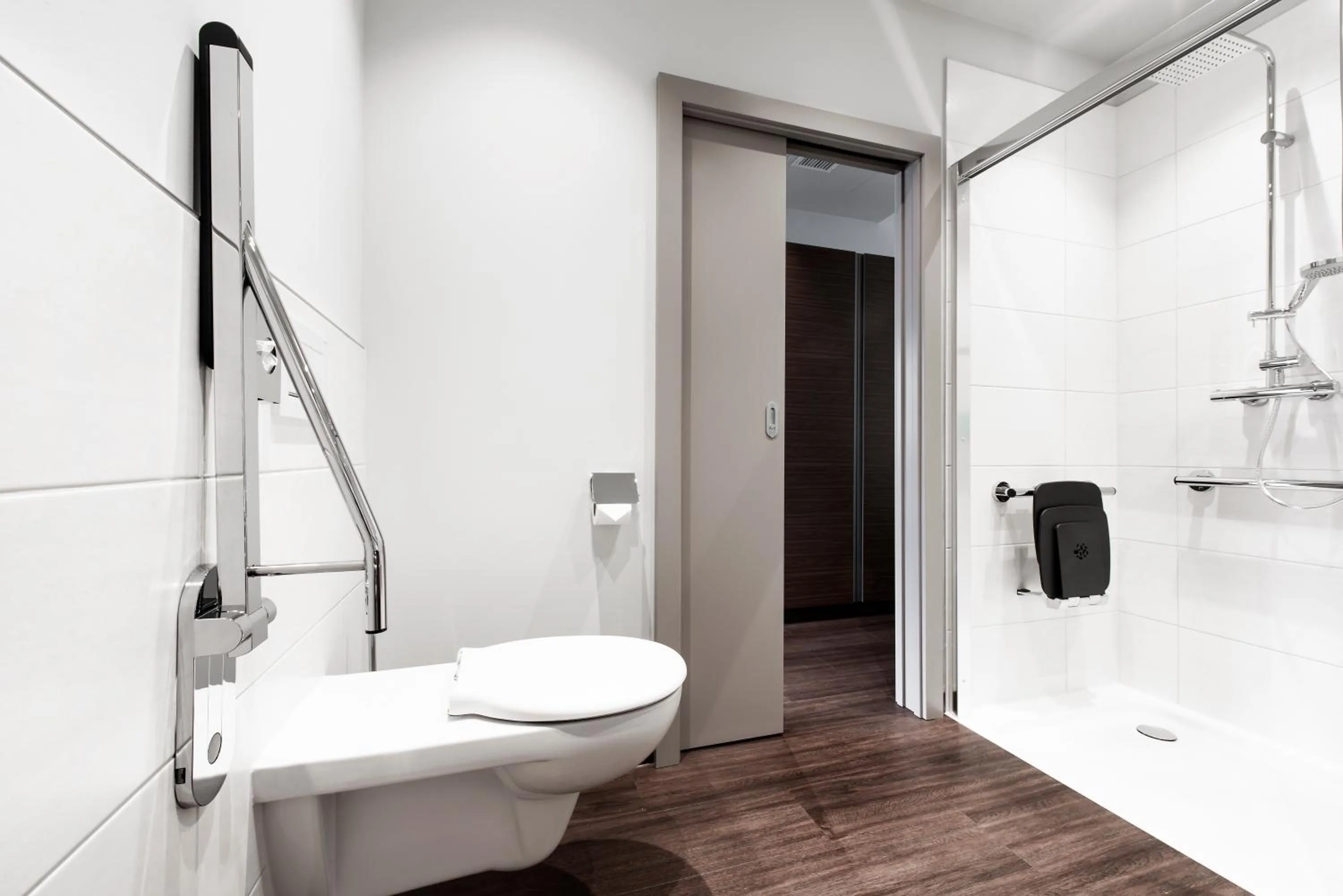 Shower in Nuhr Medical - Hotel & Restaurant - ab 2 Nächtigungen von 13 Feb - 15 Feb 2026 kostenlose Zimmer Dekoration & eine Flasche Sekt für den Valentinstag - Champagner & Kaviar Abend am 14 Feb 2026 um 18 Uhr