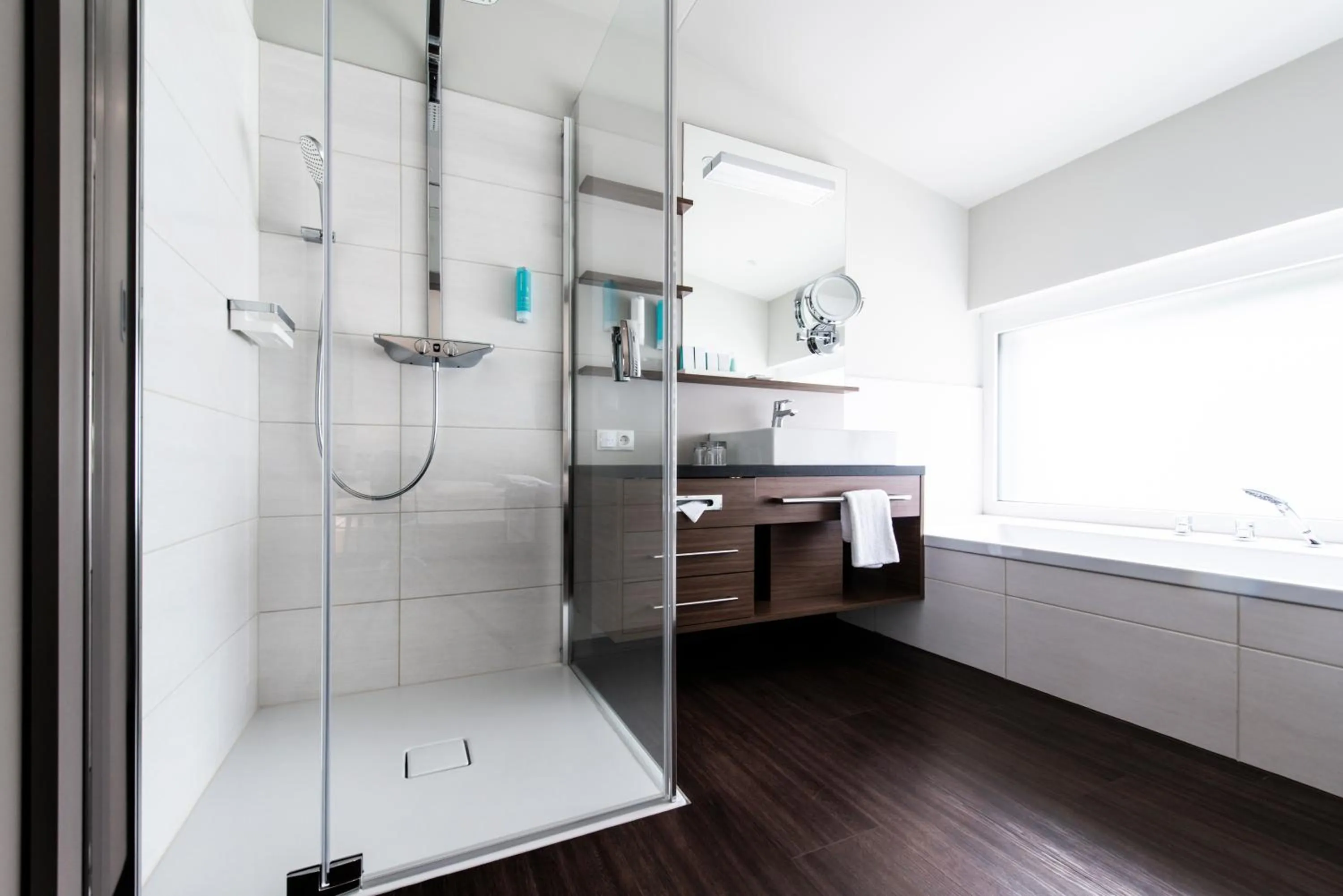 Shower in Nuhr Medical - Hotel & Restaurant - ab 2 Nächtigungen von 13 Feb - 15 Feb 2026 kostenlose Zimmer Dekoration & eine Flasche Sekt für den Valentinstag - Champagner & Kaviar Abend am 14 Feb 2026 um 18 Uhr