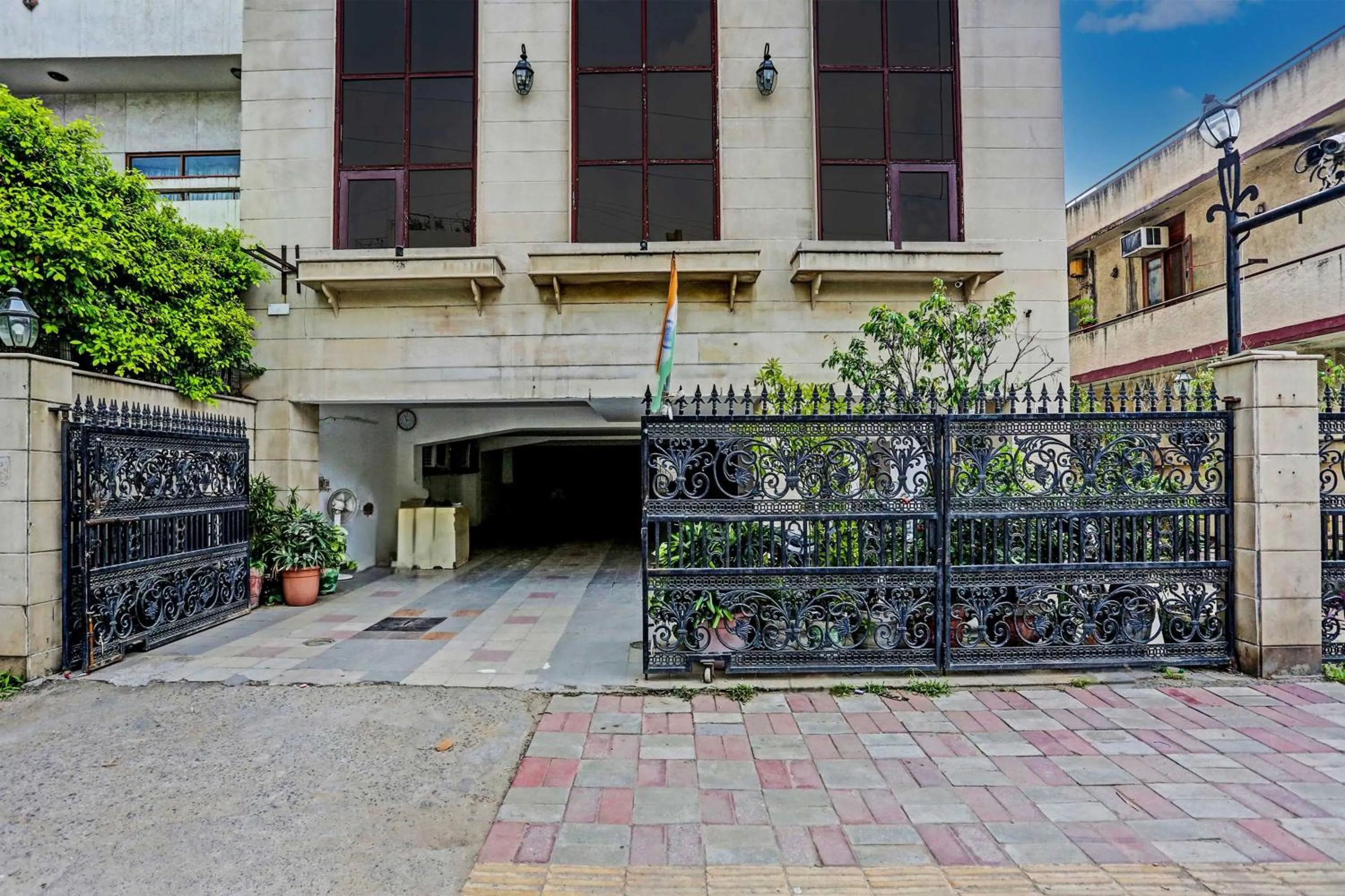 Facade/entrance in Townhouse The Royce New Friends Colony