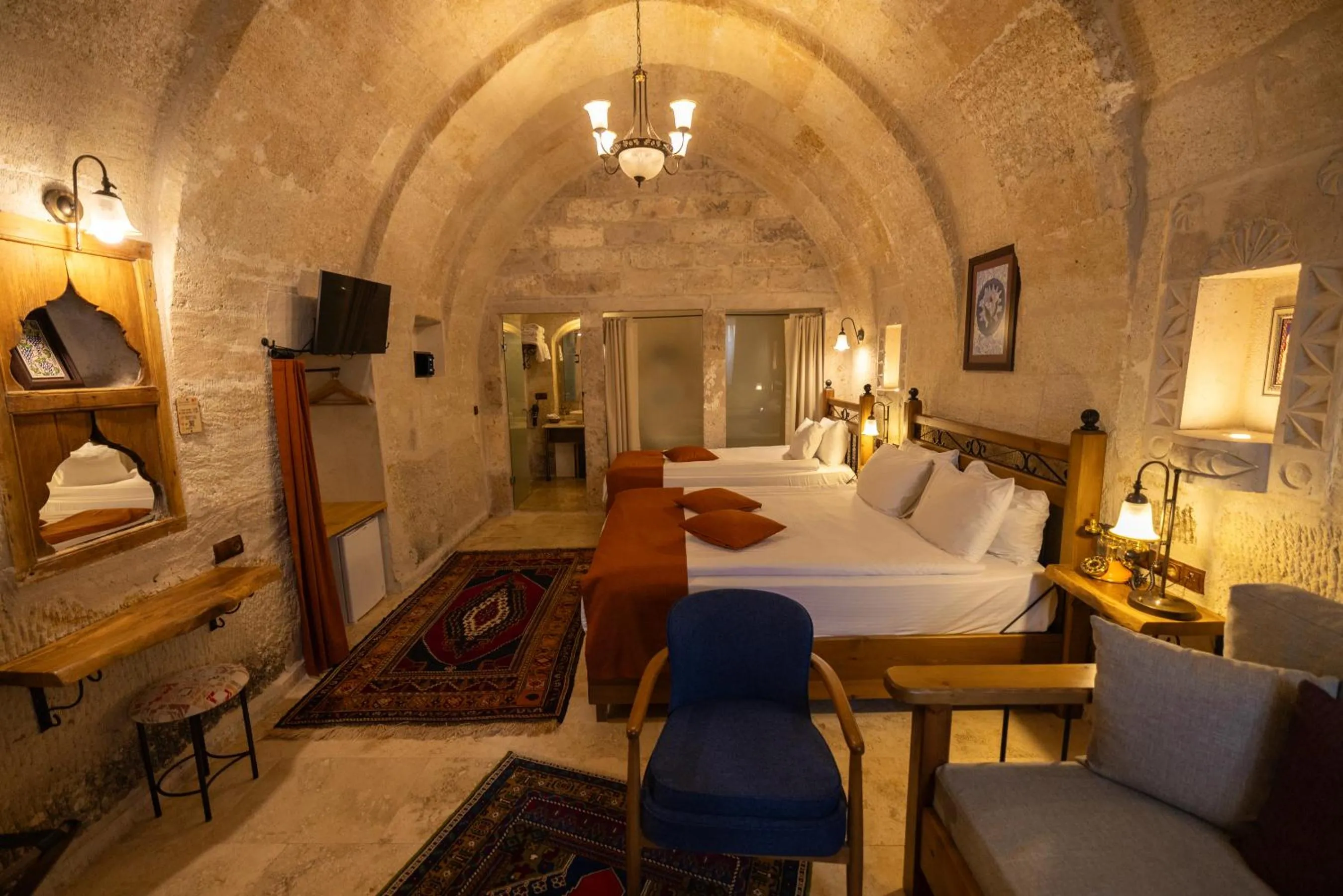 Photo of the whole room, Bed in Peruna Cave