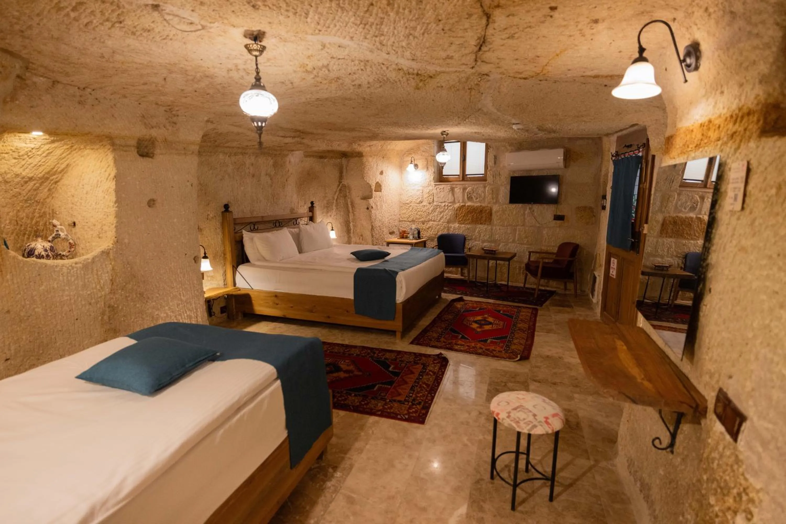 Photo of the whole room, Bed in Peruna Cave