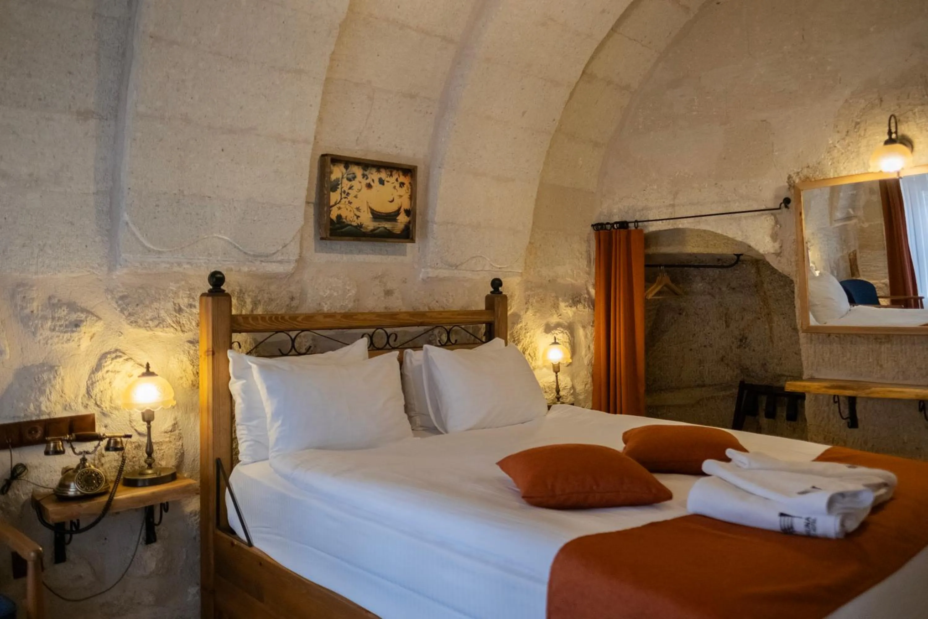 Photo of the whole room, Bed in Peruna Cave