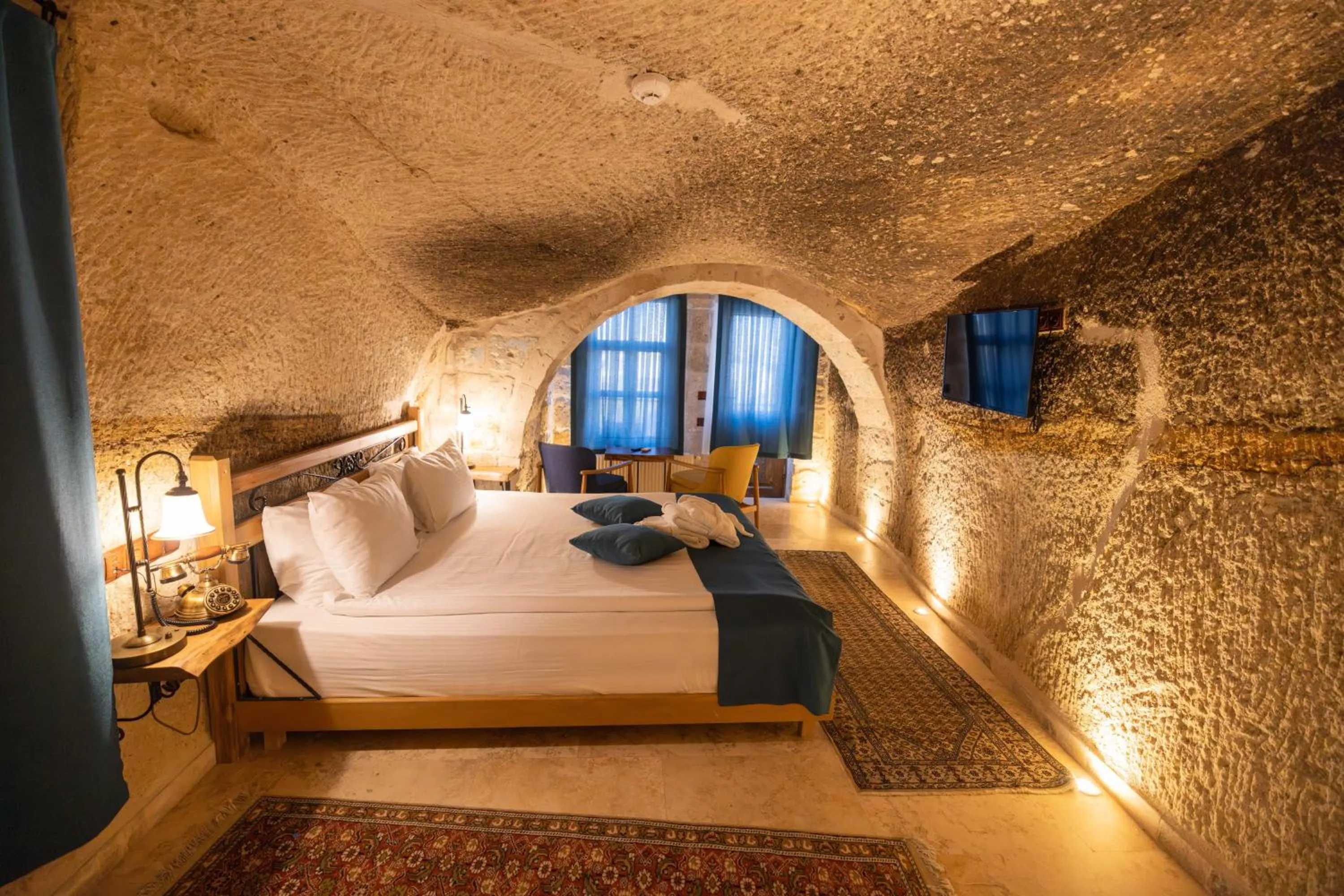 Photo of the whole room, Bed in Peruna Cave