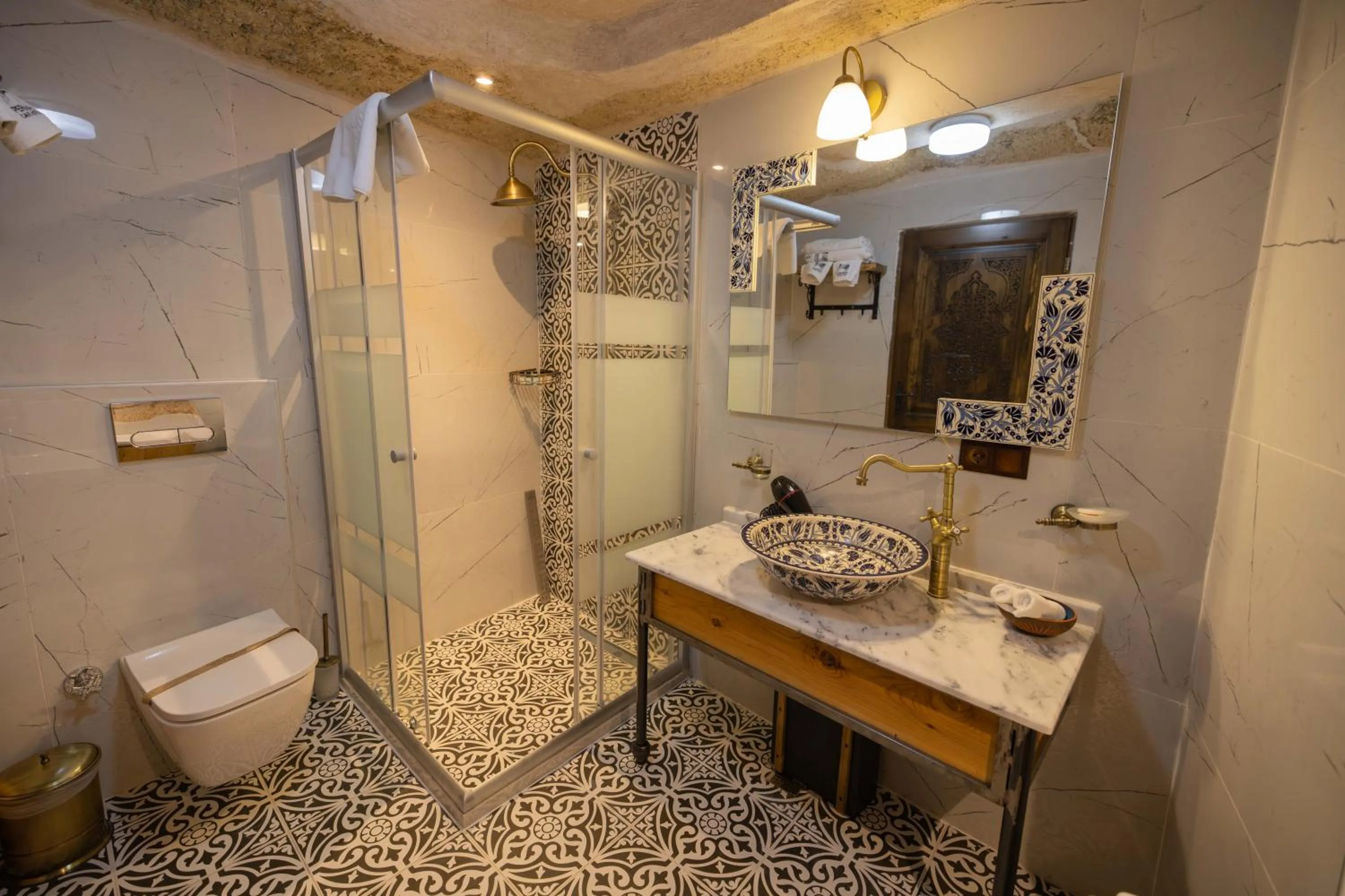 Shower in Peruna Cave