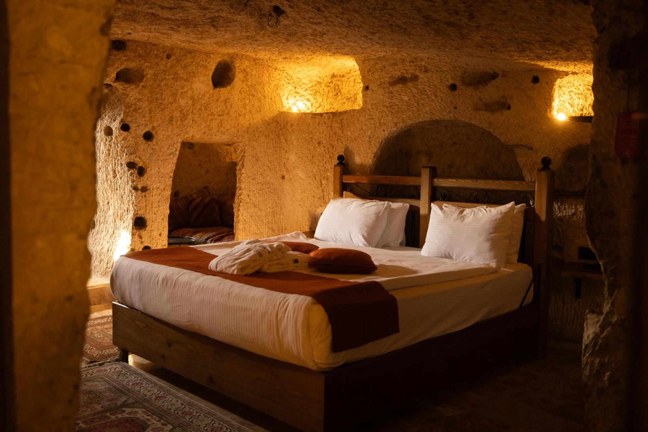 Photo of the whole room, Bed in Peruna Cave