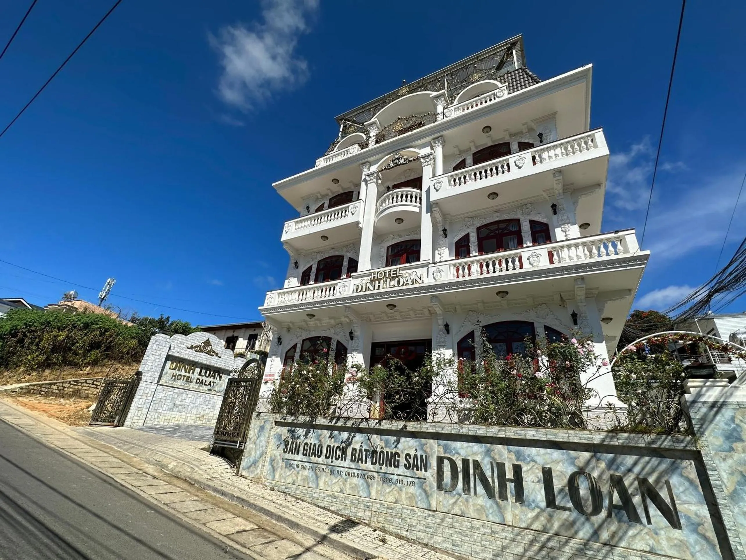 Facade/entrance in Capital O 1198 Dinh Loan Hotel