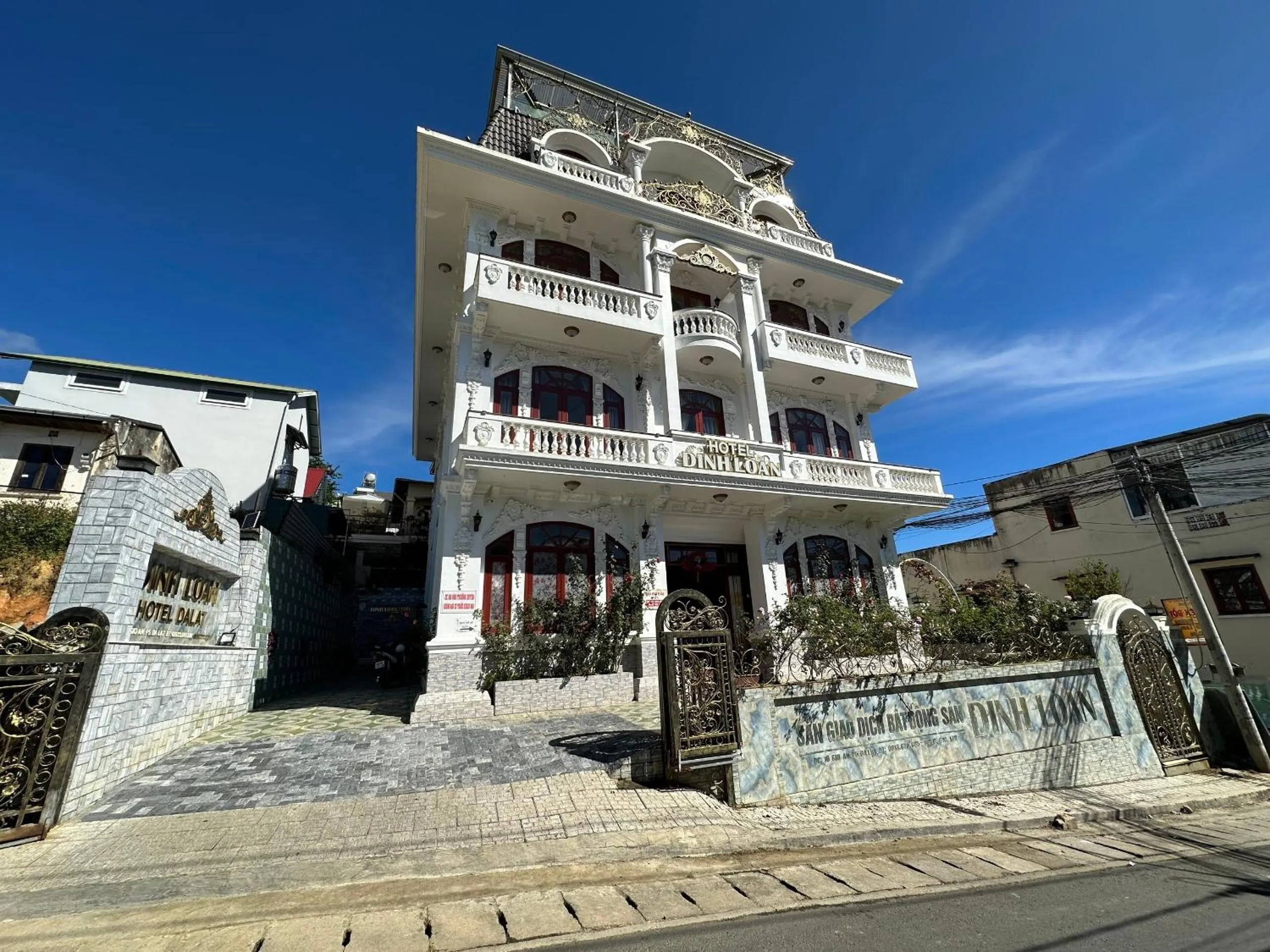 Facade/entrance in Capital O 1198 Dinh Loan Hotel