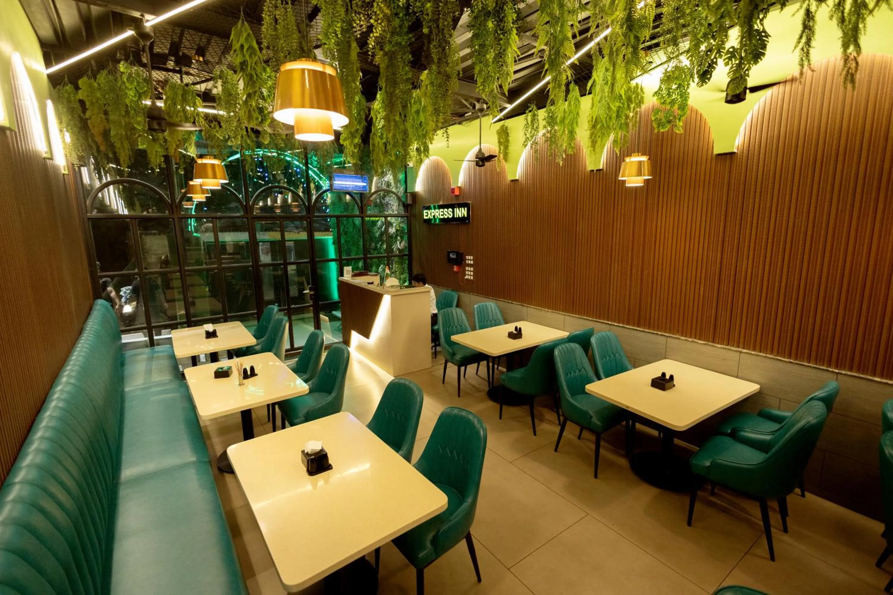 Restaurant/places to eat in HOTEL GOLDEN TULIPZ