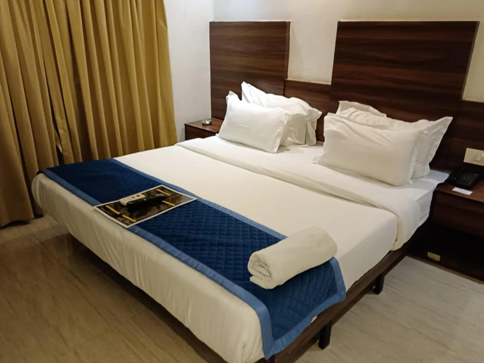 Bed in HOTEL GOLDEN TULIPZ