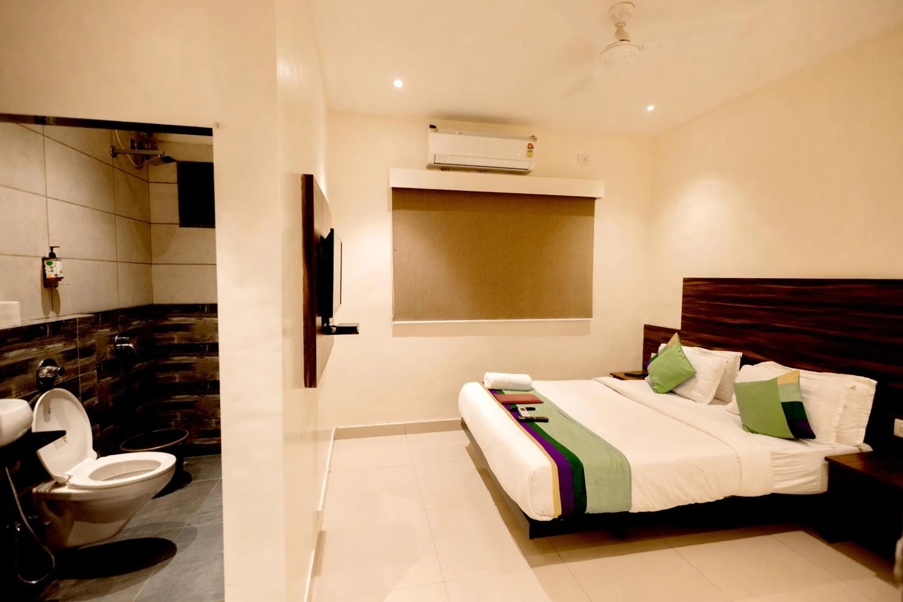 Bedroom in HOTEL GOLDEN TULIPZ