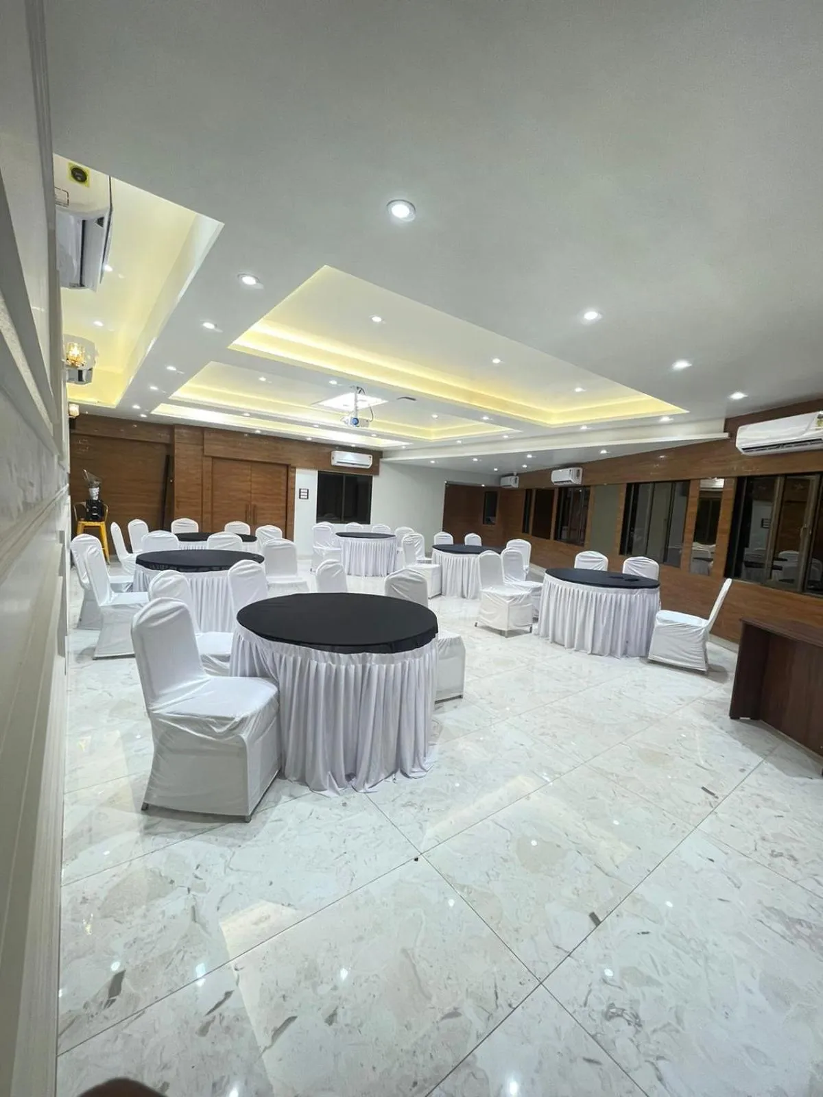 Restaurant/places to eat in HOTEL GOLDEN TULIPZ