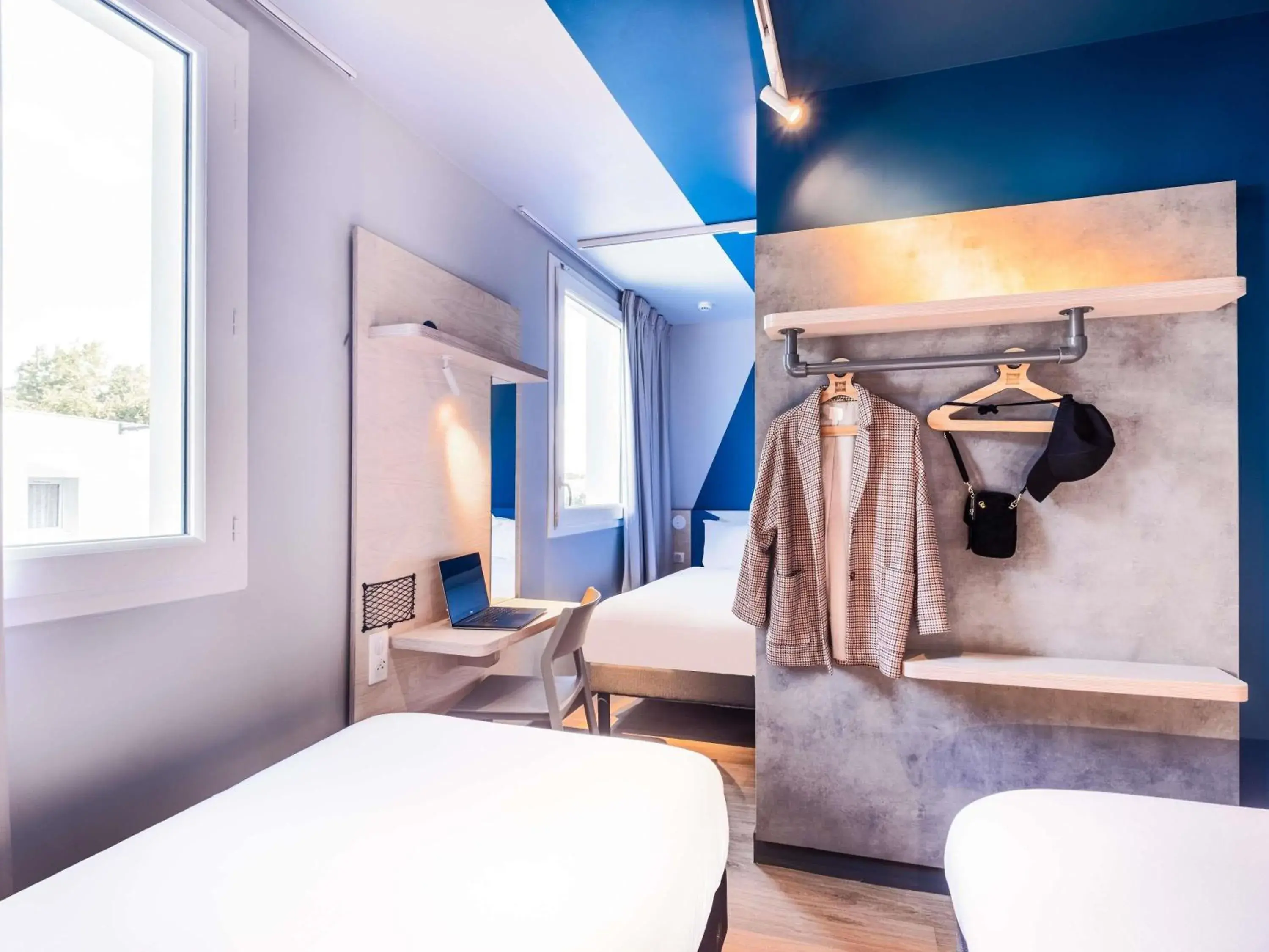 Family Room with One Double Bed and Three Single Beds - single occupancy in ibis budget Nantes Nord Treillières Family Room with One Double Bed and Three Single Beds - single occupancy in ibis budget Nantes Nord Treillières