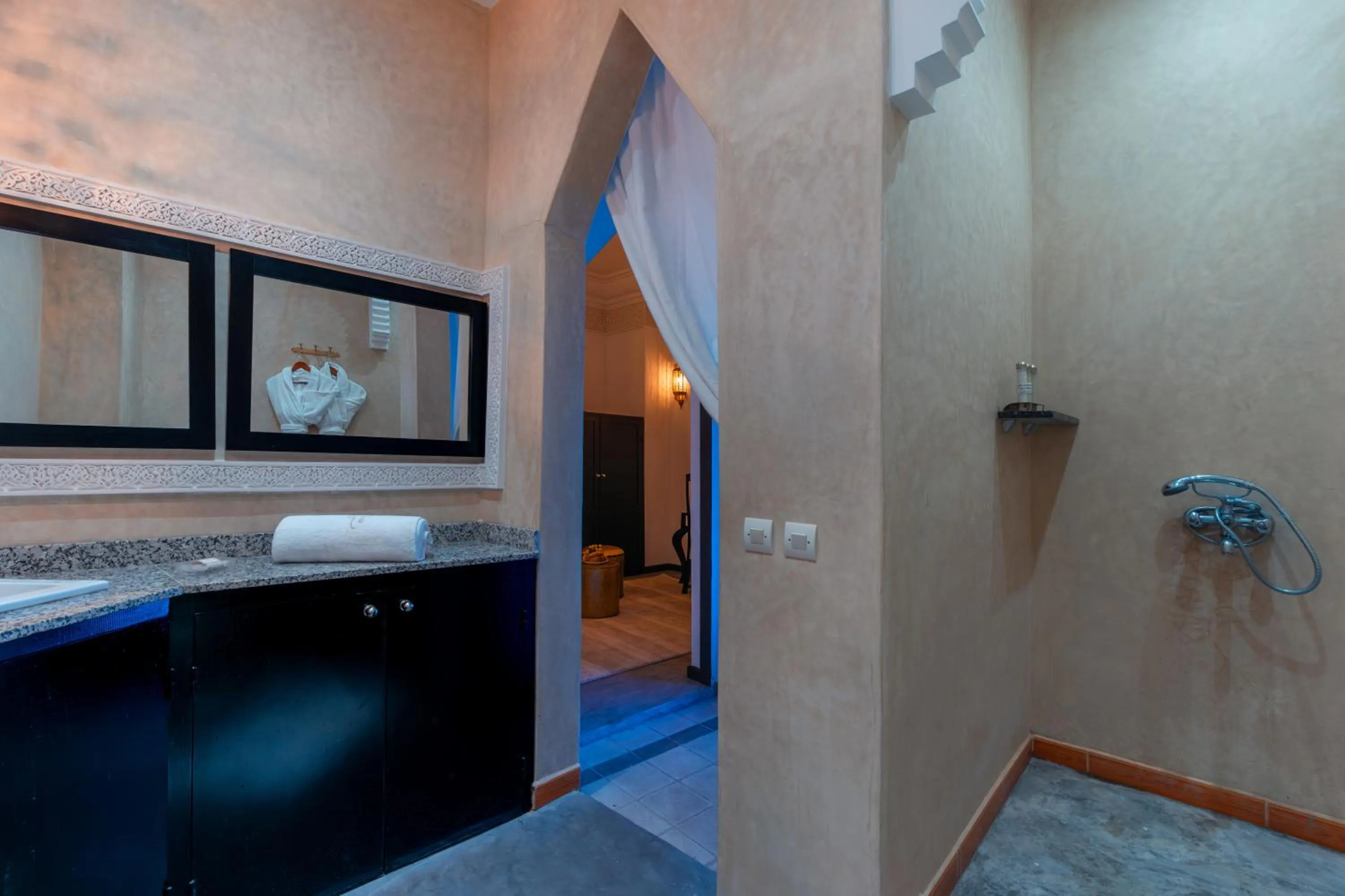 Shower in Riad L'ECOLE