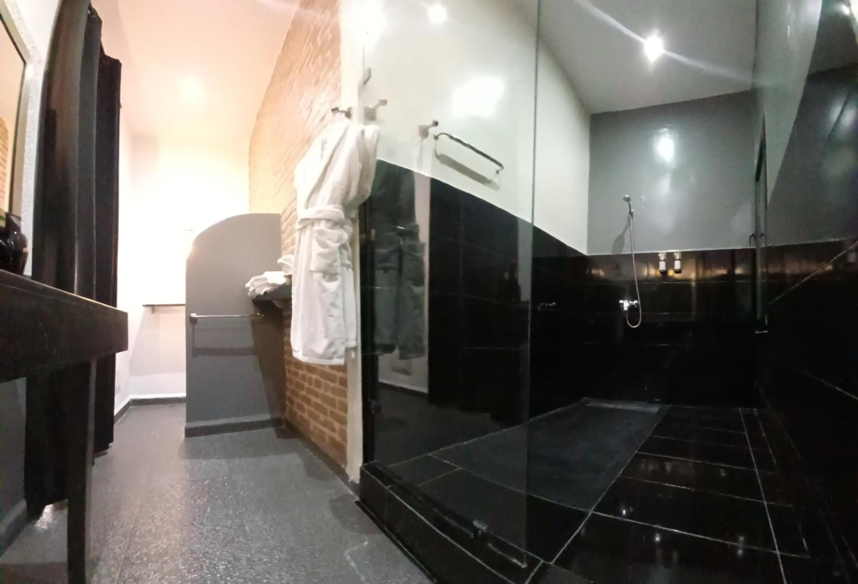 Shower in Riad L'ECOLE