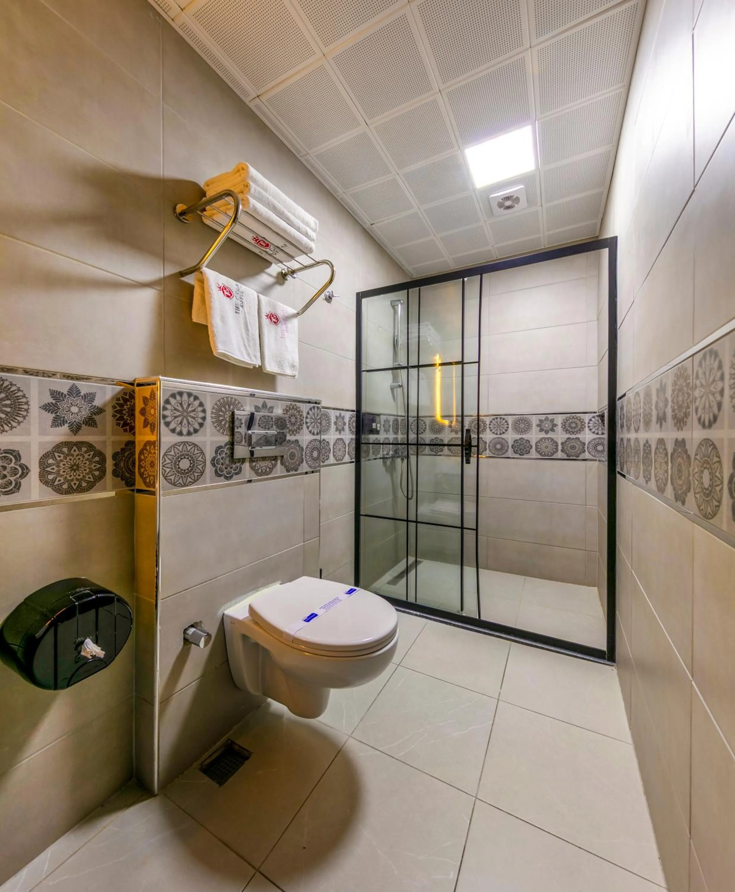 Shower in The Great Airport Hotel & Restaurant