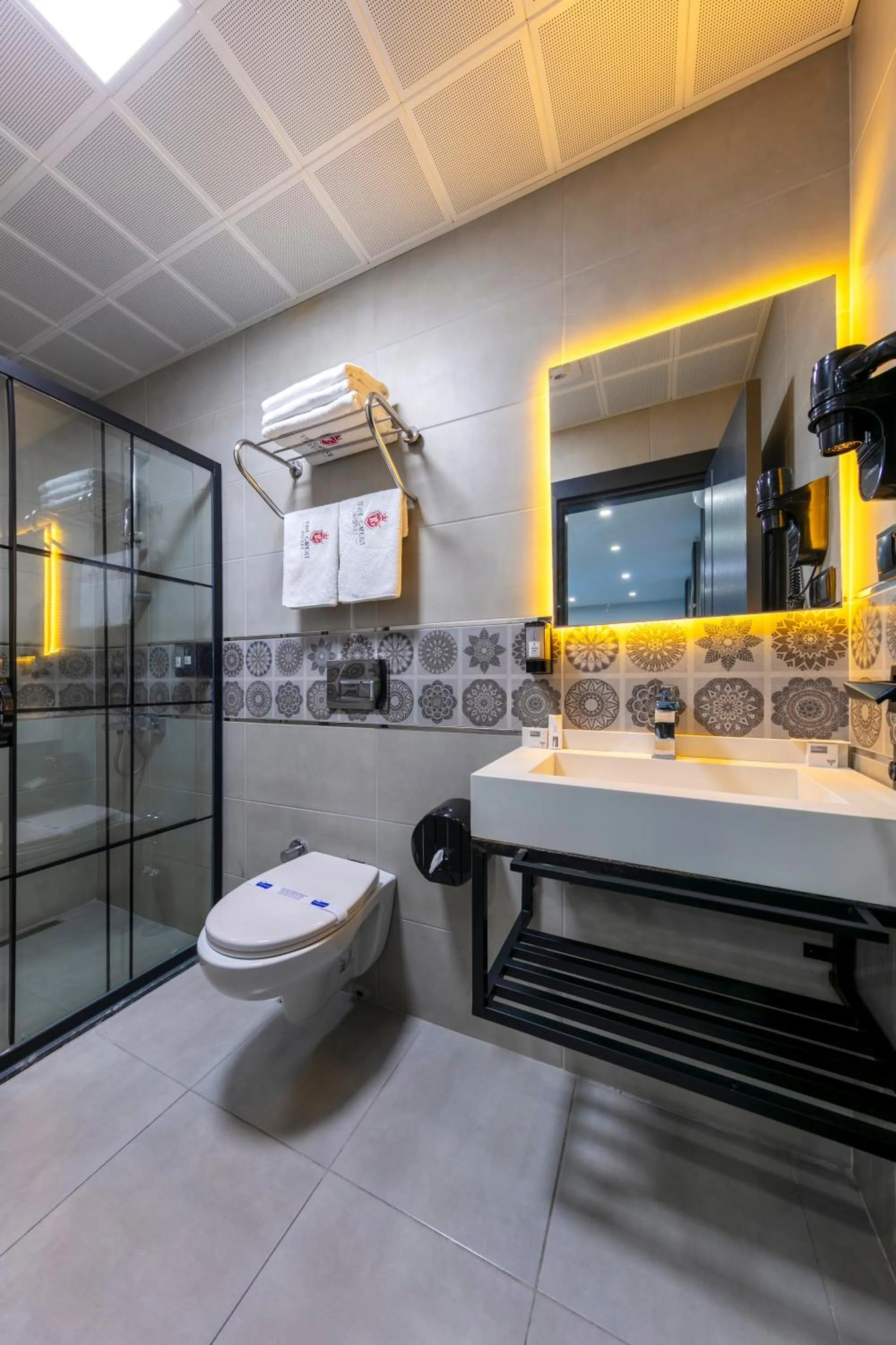 Shower in The Great Airport Hotel & Restaurant