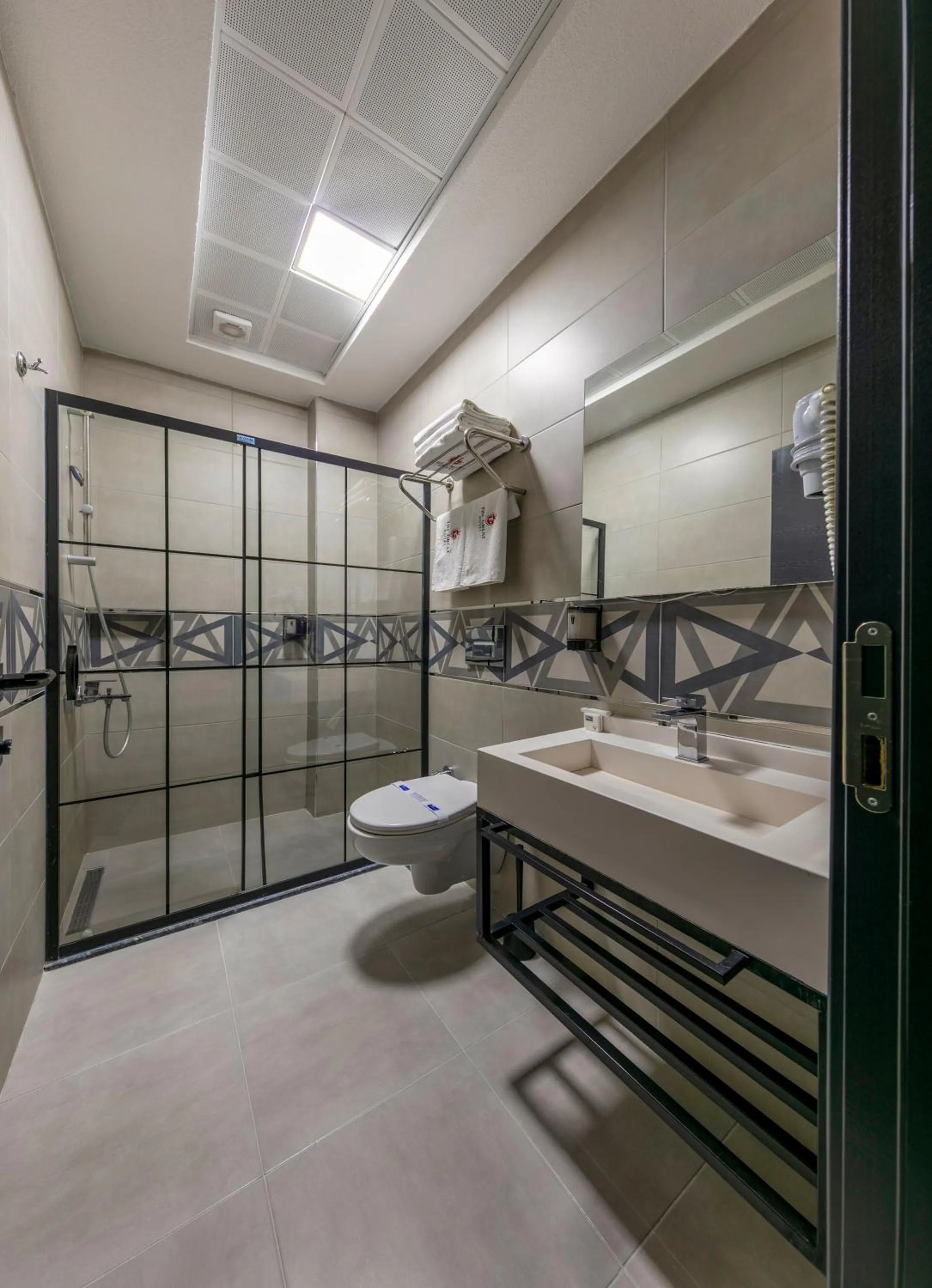 Shower in The Great Airport Hotel & Restaurant