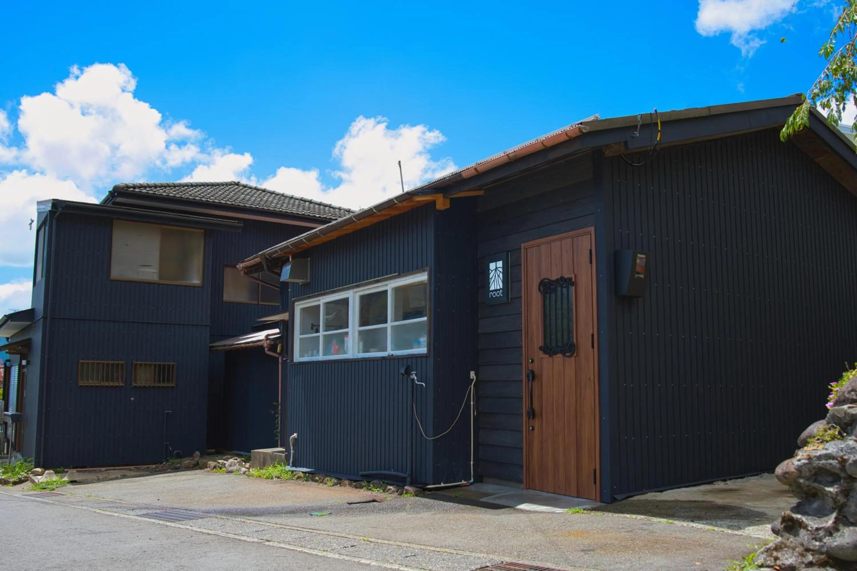 Property building in root hakone