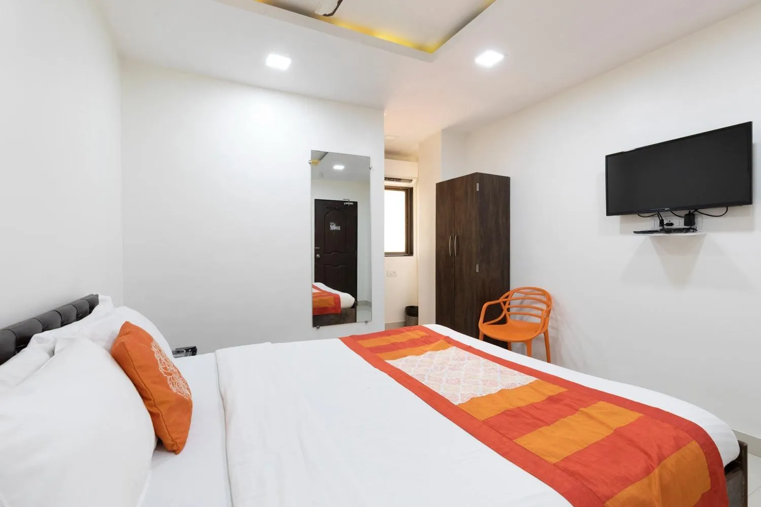 Bed in Hotel Girgaon Palace Near Chowpatty Beach