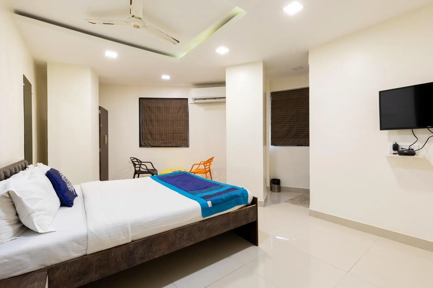 Bed in Hotel Girgaon Palace Near Chowpatty Beach