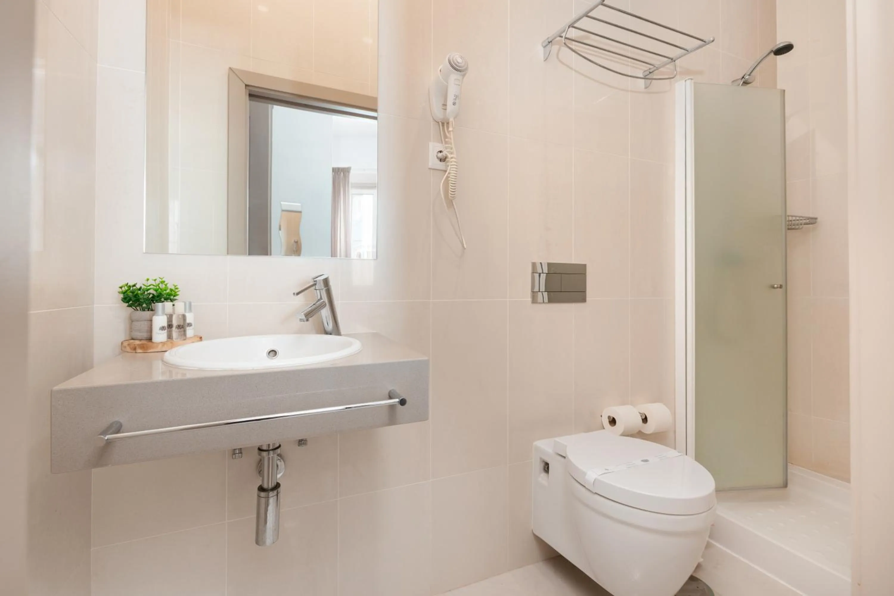 Shower in Serenata Hotel & Hostel Coimbra