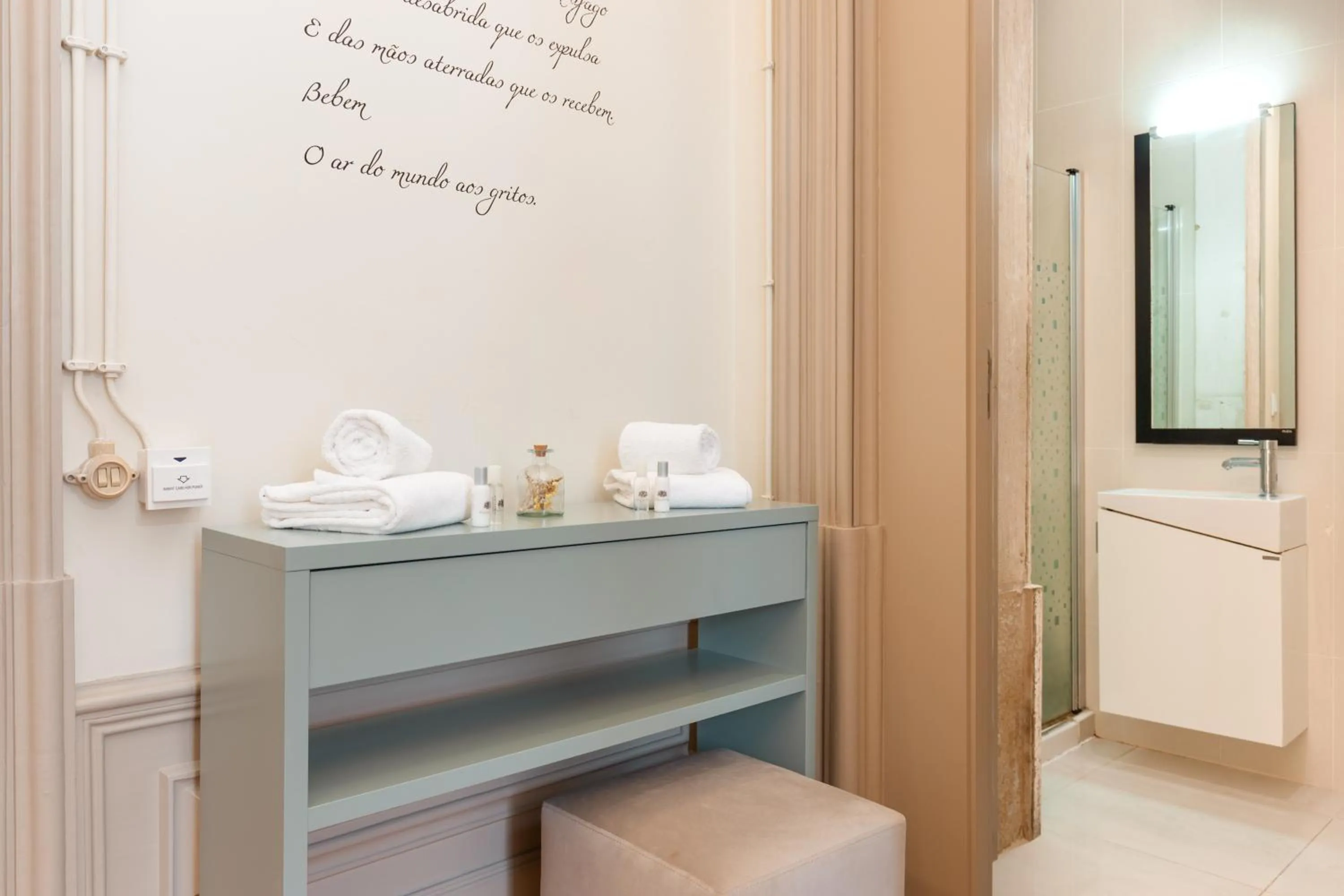 Shower in Serenata Hotel & Hostel Coimbra