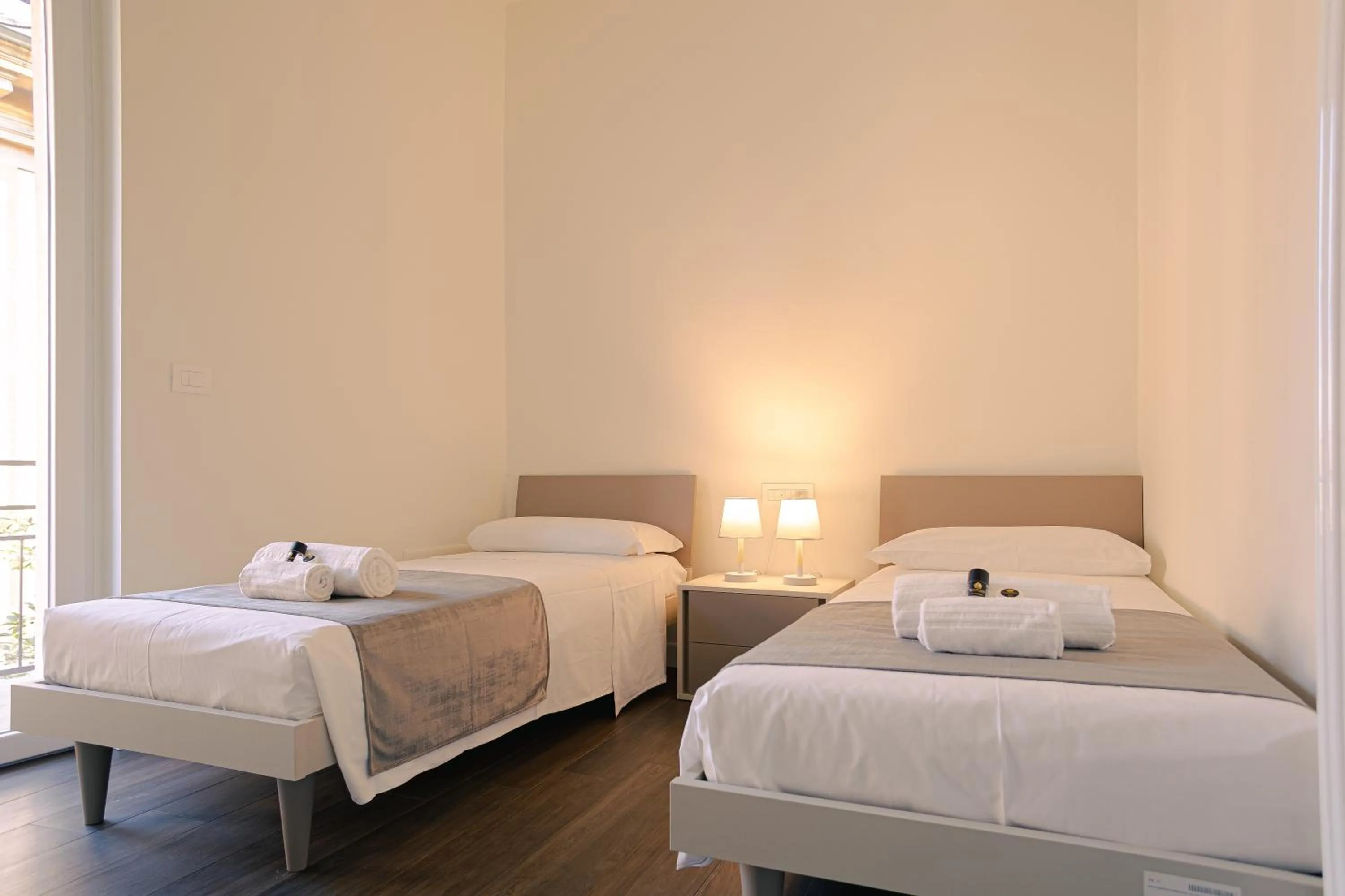 Photo of the whole room, Bed in Verona Centre Suite - Silkeys