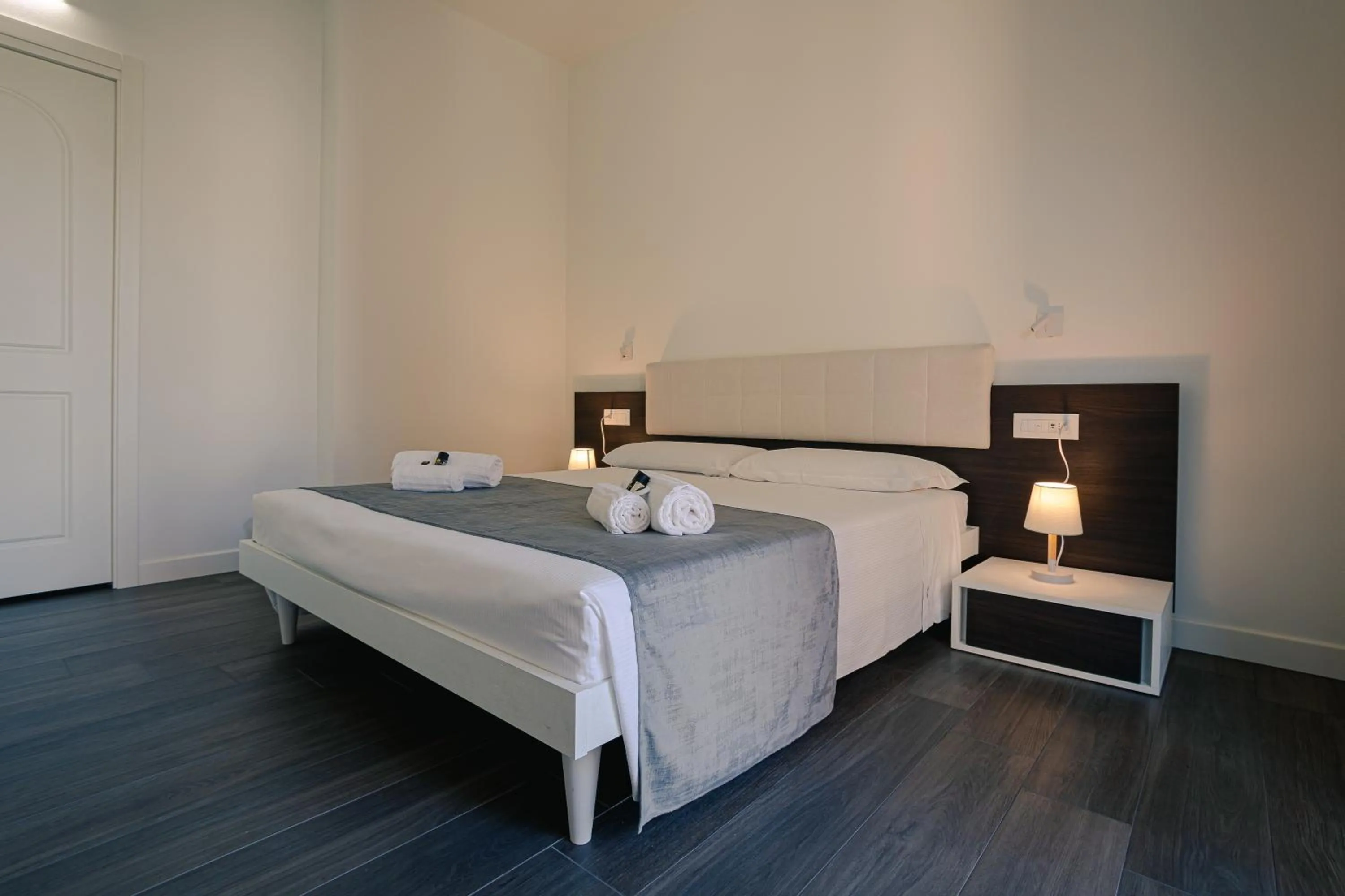 Photo of the whole room, Bed in Verona Centre Suite - Silkeys