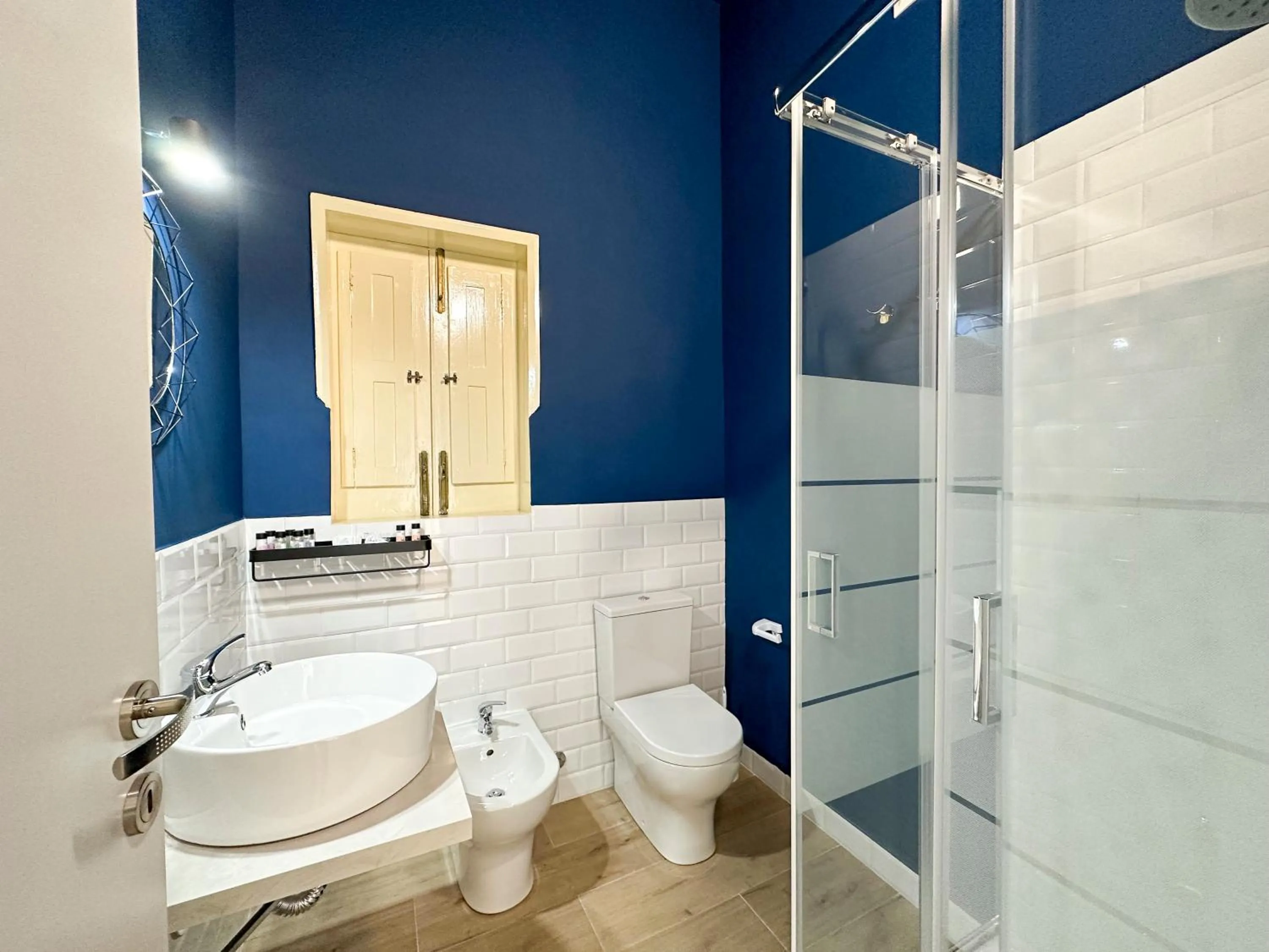 Shower in Central Perk