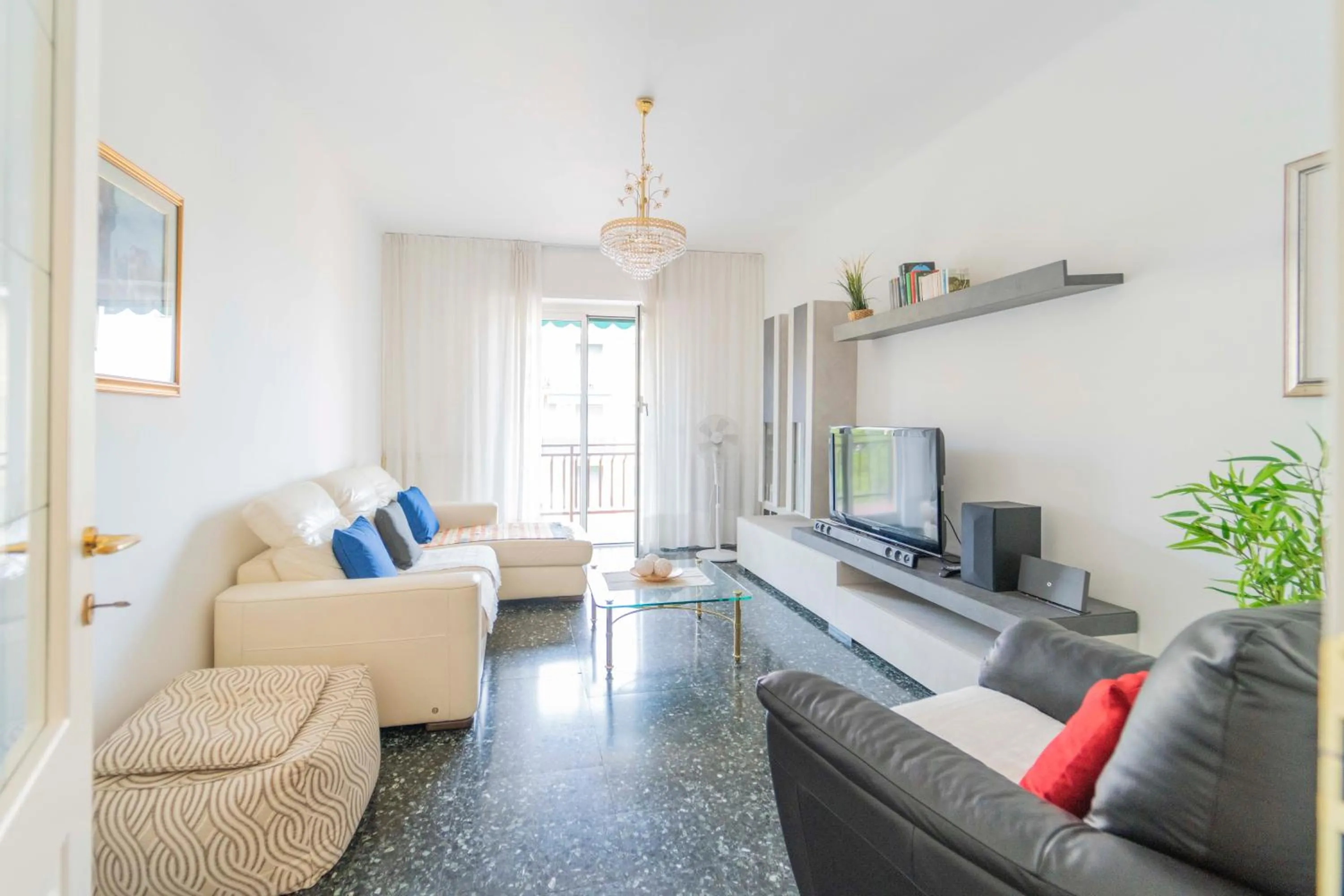Living room in 193 - Casa Via della Chiusa - centralissimo e vicino alla baia del silenzio, spiaggia e mare 150m - Parcheggio GRATIS incluso e Aria condizionata
