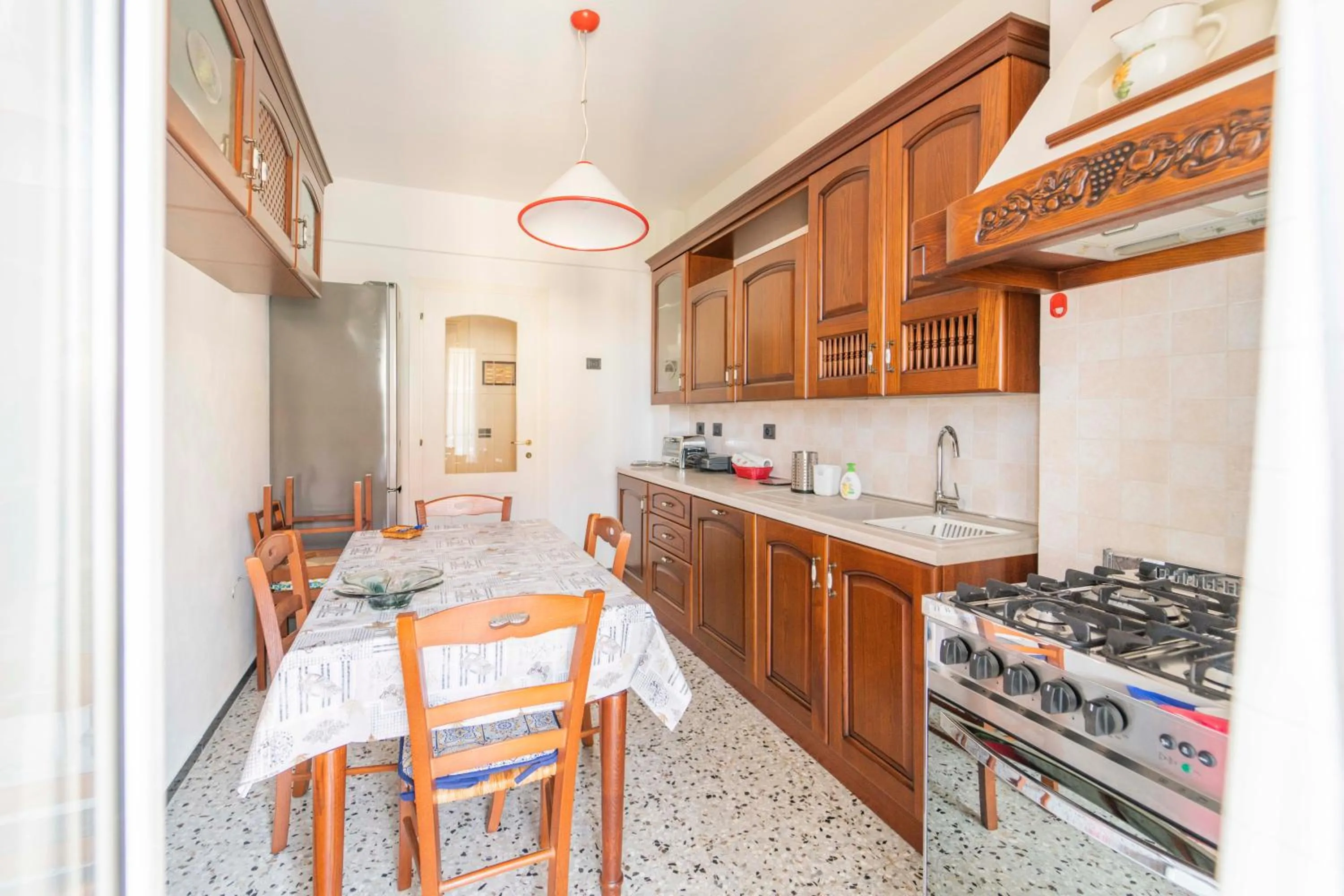 Kitchen or kitchenette in 193 - Casa Via della Chiusa - centralissimo e vicino alla baia del silenzio, spiaggia e mare 150m - Parcheggio GRATIS incluso e Aria condizionata