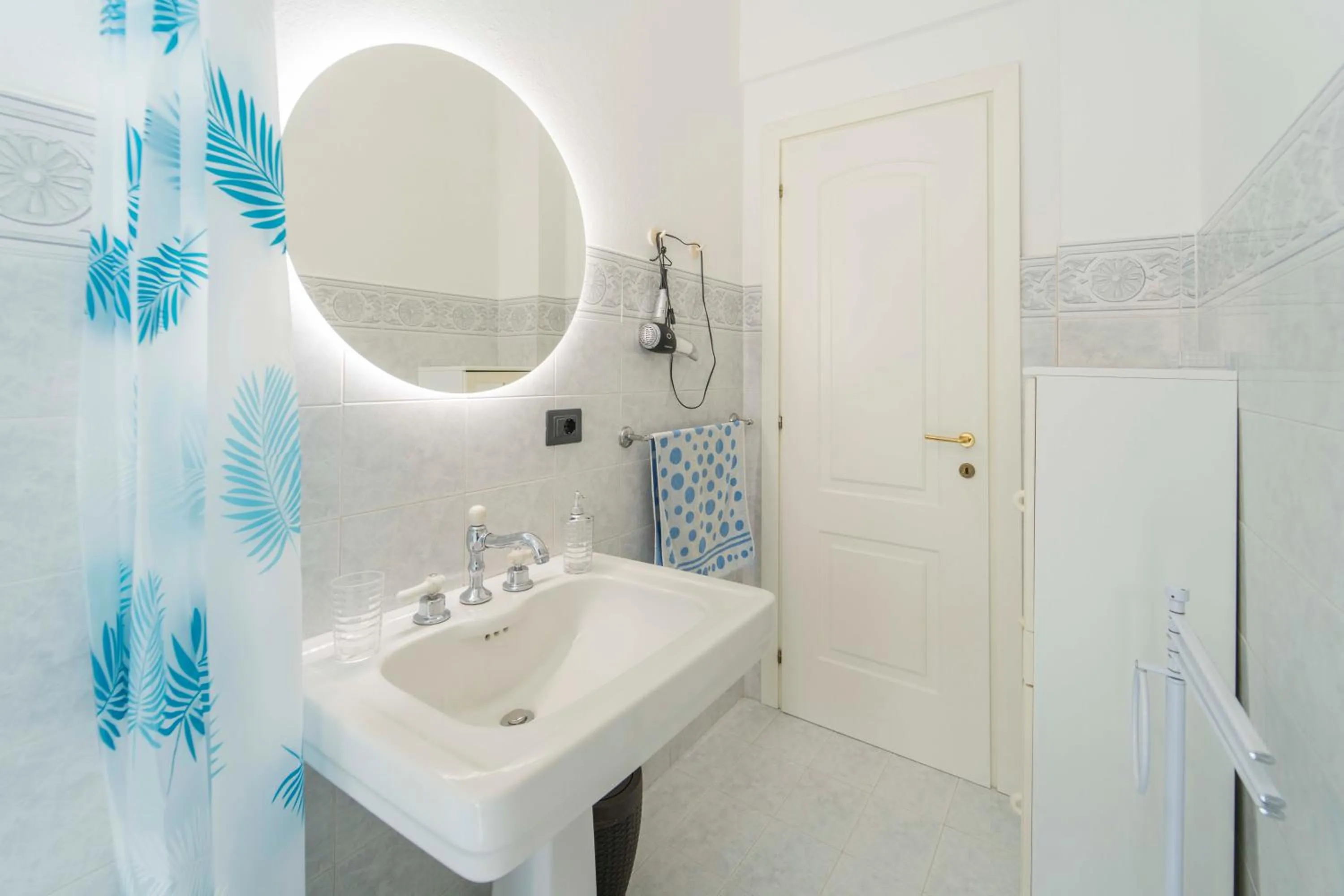 Bathroom in 193 - Casa Via della Chiusa - centralissimo e vicino alla baia del silenzio, spiaggia e mare 150m - Parcheggio GRATIS incluso e Aria condizionata