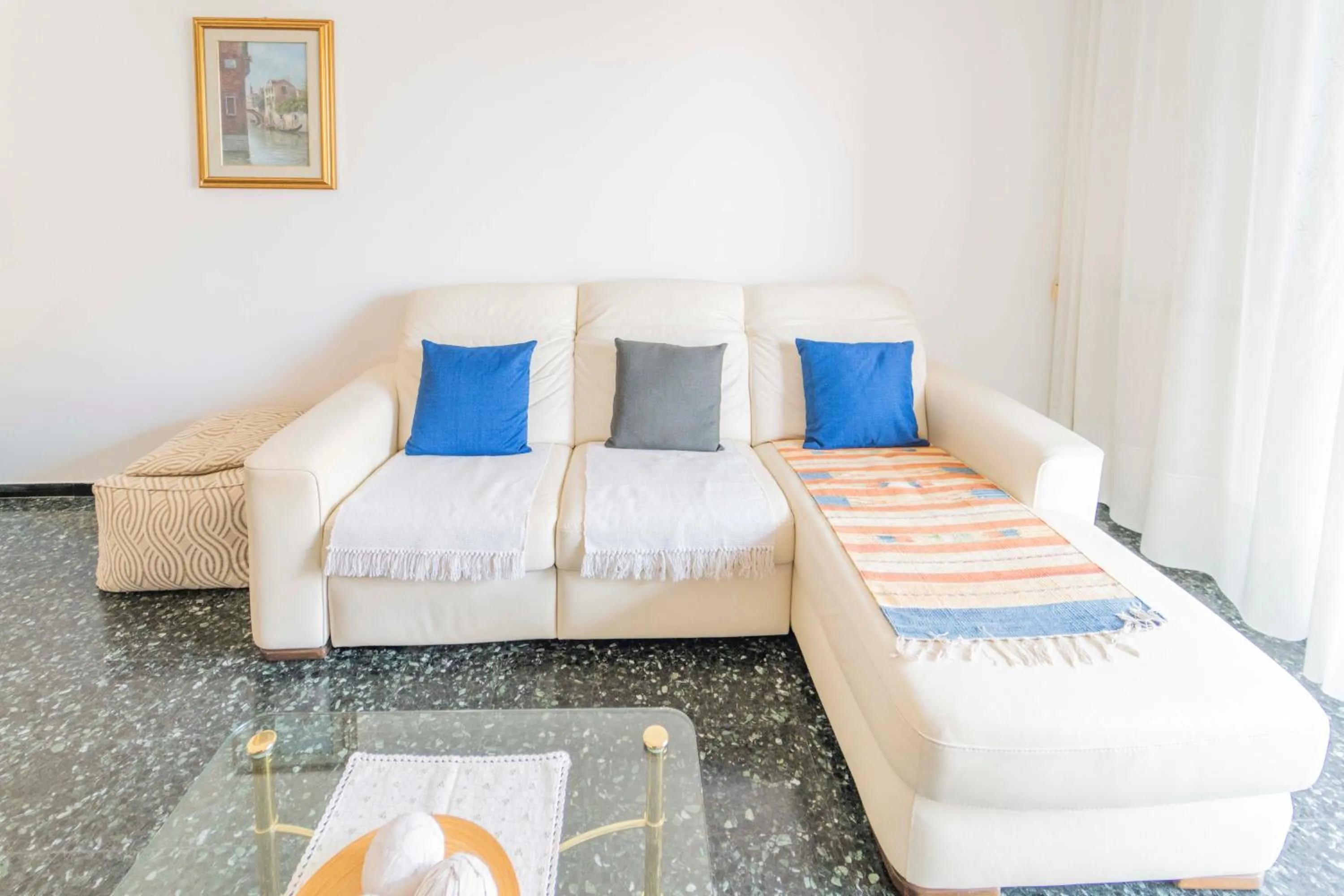 Living room, Bed in 193 - Casa Via della Chiusa - centralissimo e vicino alla baia del silenzio, spiaggia e mare 150m - Parcheggio GRATIS incluso e Aria condizionata