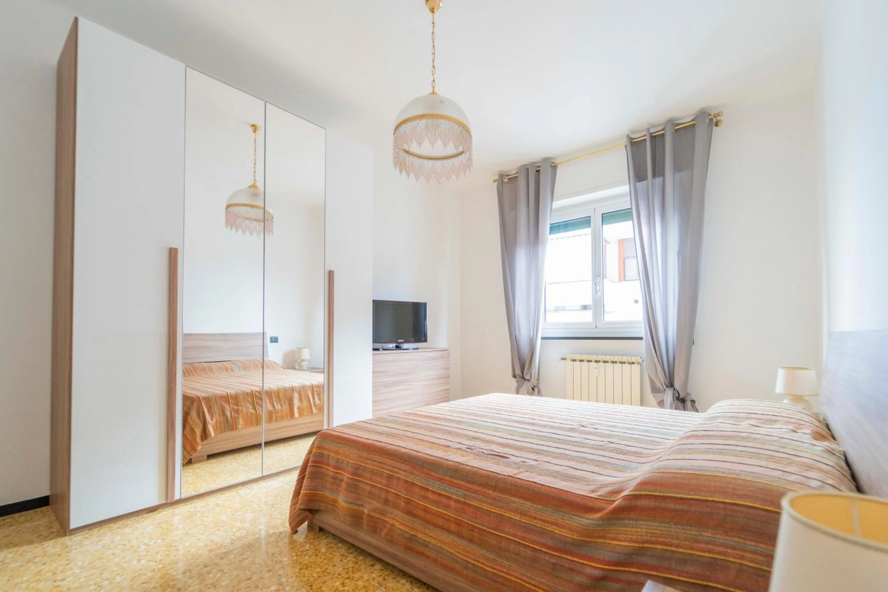 Bedroom, Bed in 193 - Casa Via della Chiusa - centralissimo e vicino alla baia del silenzio, spiaggia e mare 150m - Parcheggio GRATIS incluso e Aria condizionata