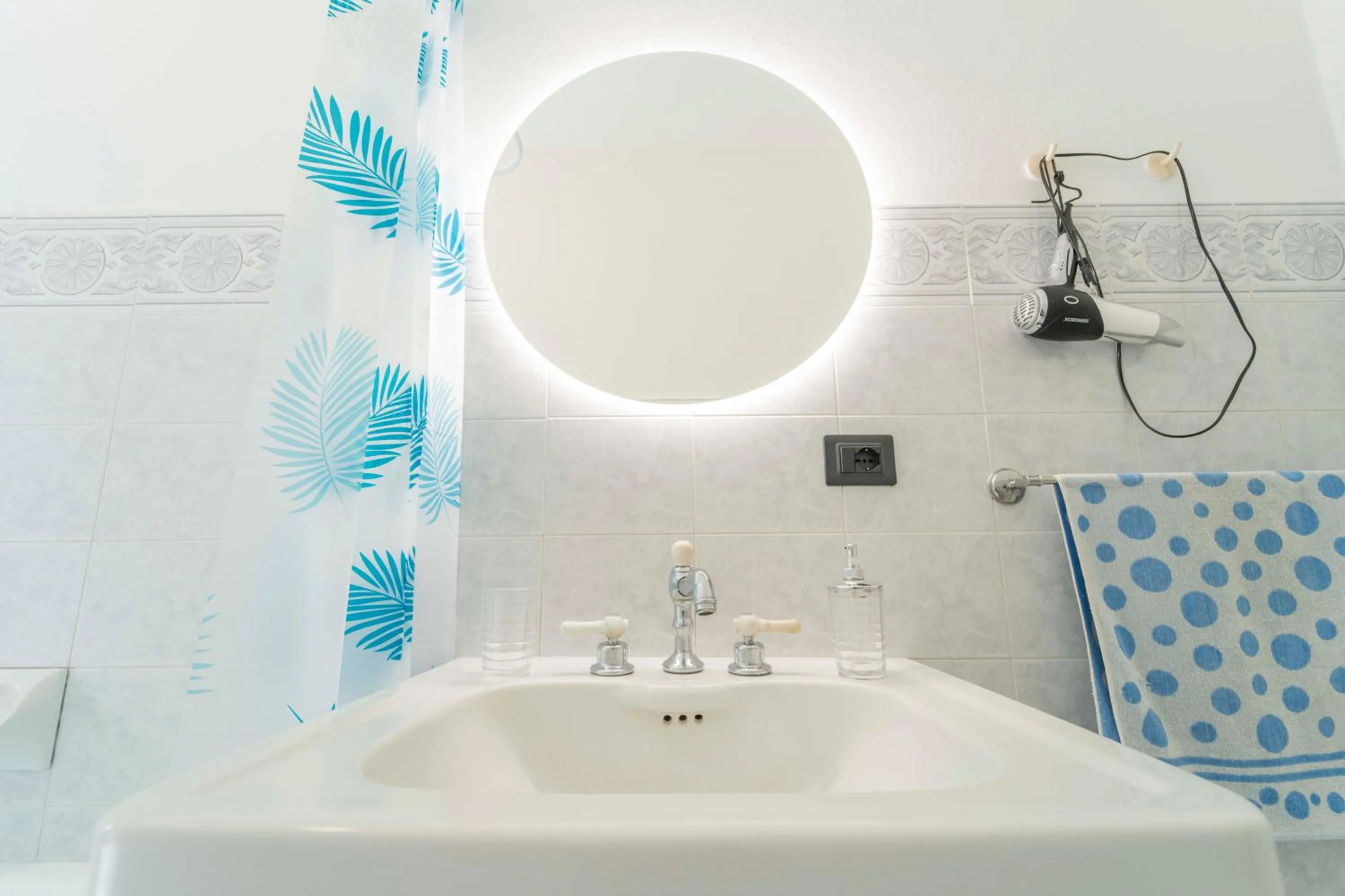 Bathroom in 193 - Casa Via della Chiusa - centralissimo e vicino alla baia del silenzio, spiaggia e mare 150m - Parcheggio GRATIS incluso e Aria condizionata