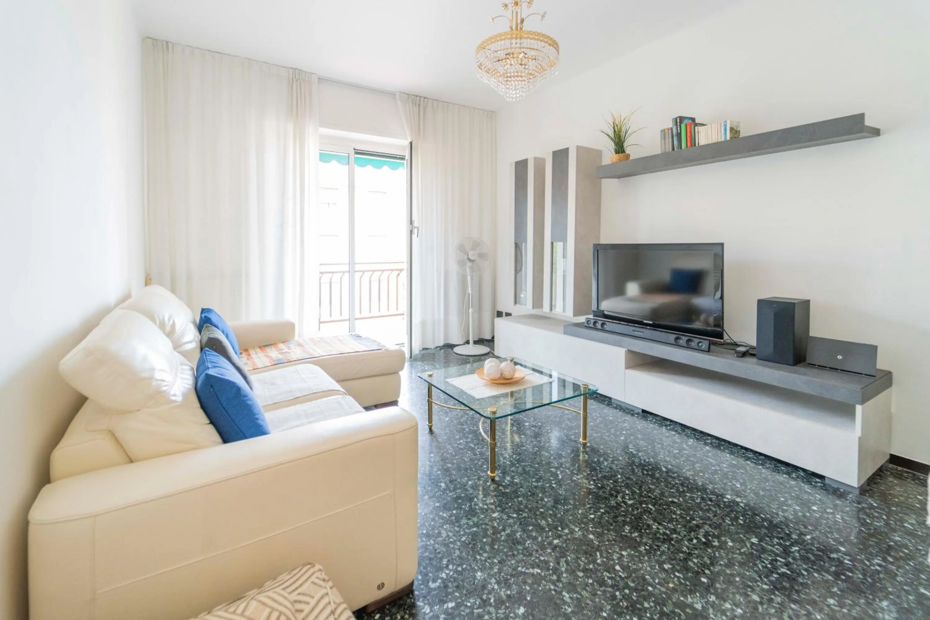 Living room in 193 - Casa Via della Chiusa - centralissimo e vicino alla baia del silenzio, spiaggia e mare 150m - Parcheggio GRATIS incluso e Aria condizionata