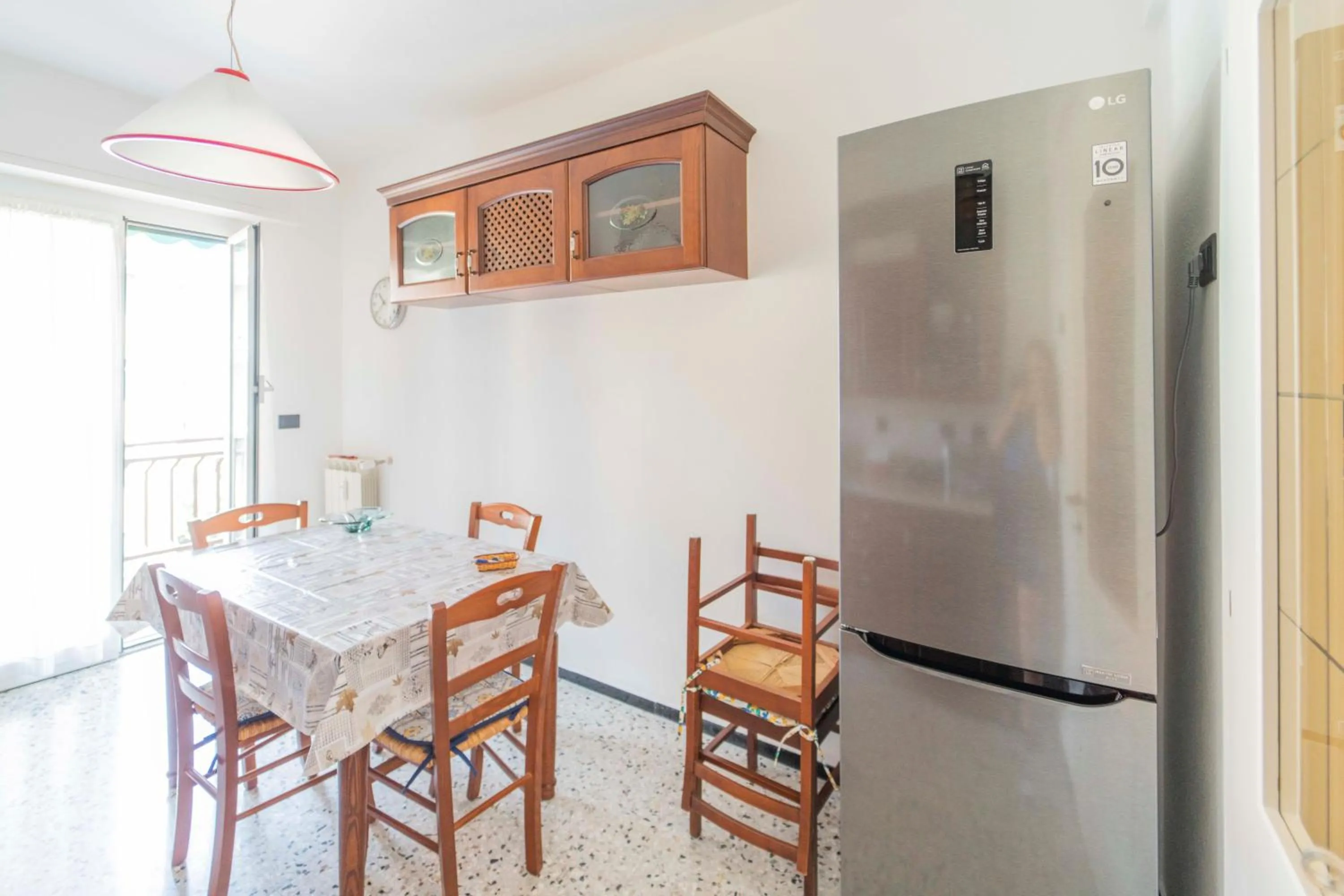 Kitchen or kitchenette in 193 - Casa Via della Chiusa - centralissimo e vicino alla baia del silenzio, spiaggia e mare 150m - Parcheggio GRATIS incluso e Aria condizionata