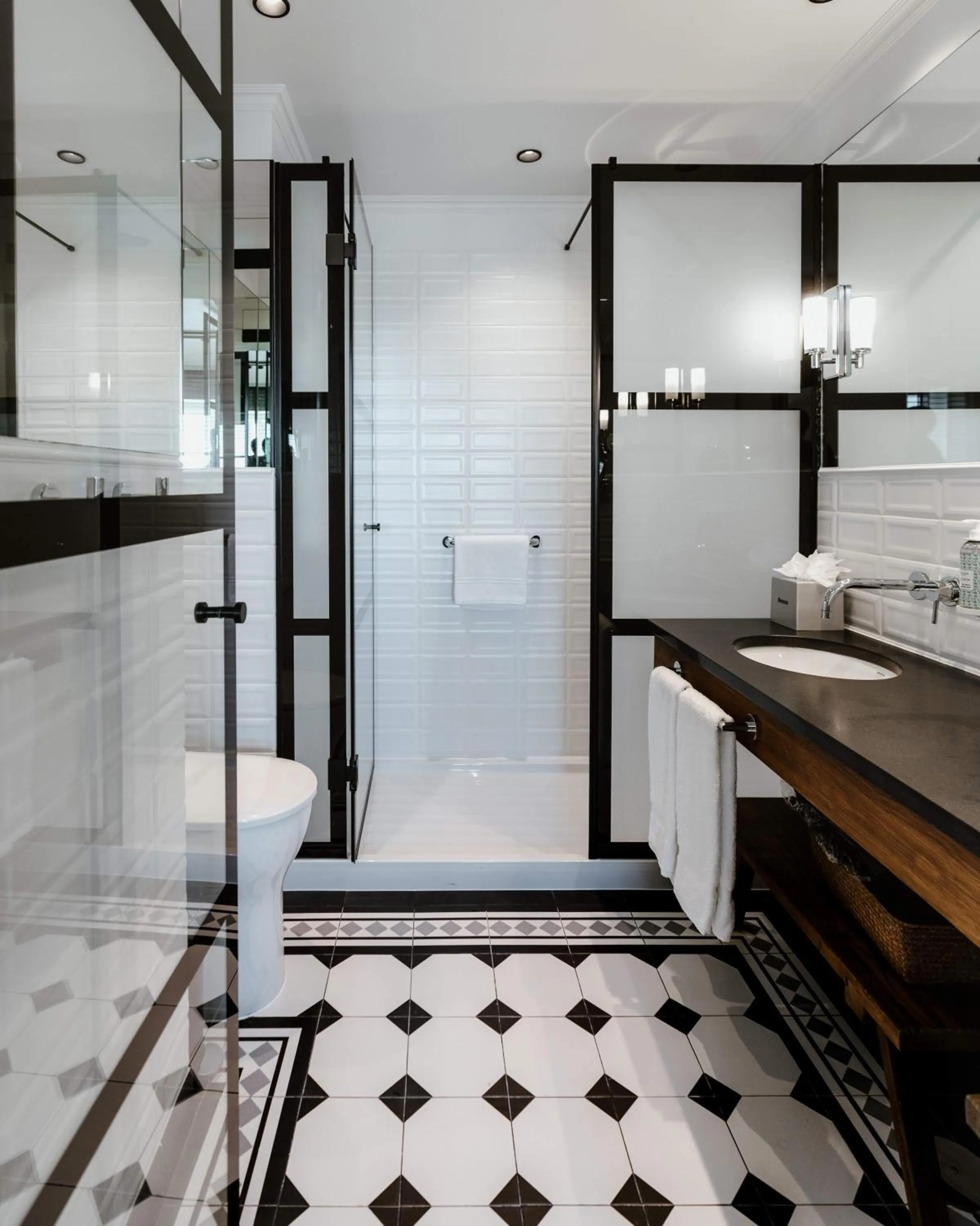 Shower in AlmaLusa Alfama