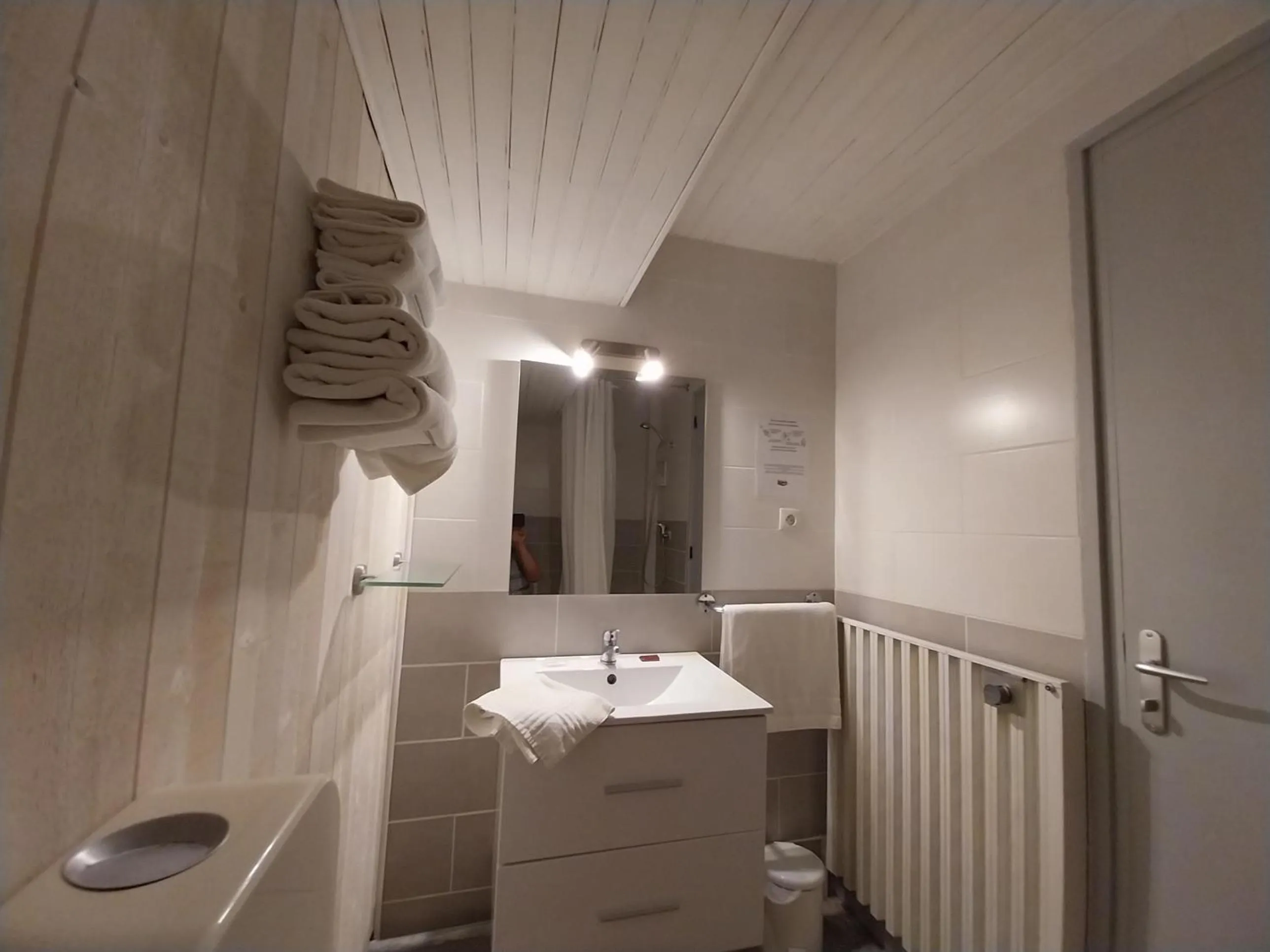 Bathroom in Hôtel L'Oustalet