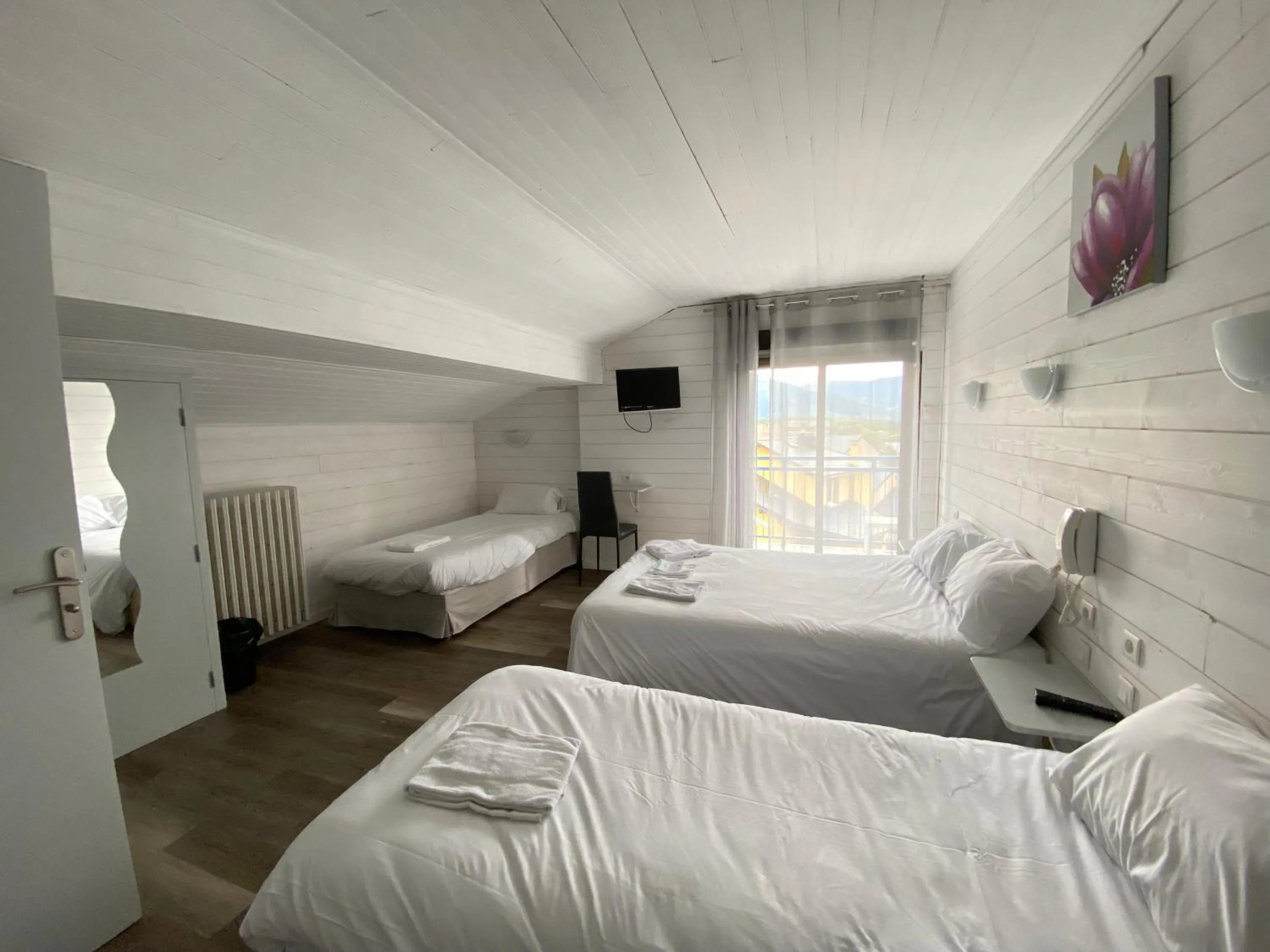 Bedroom, Bed in Hôtel L'Oustalet