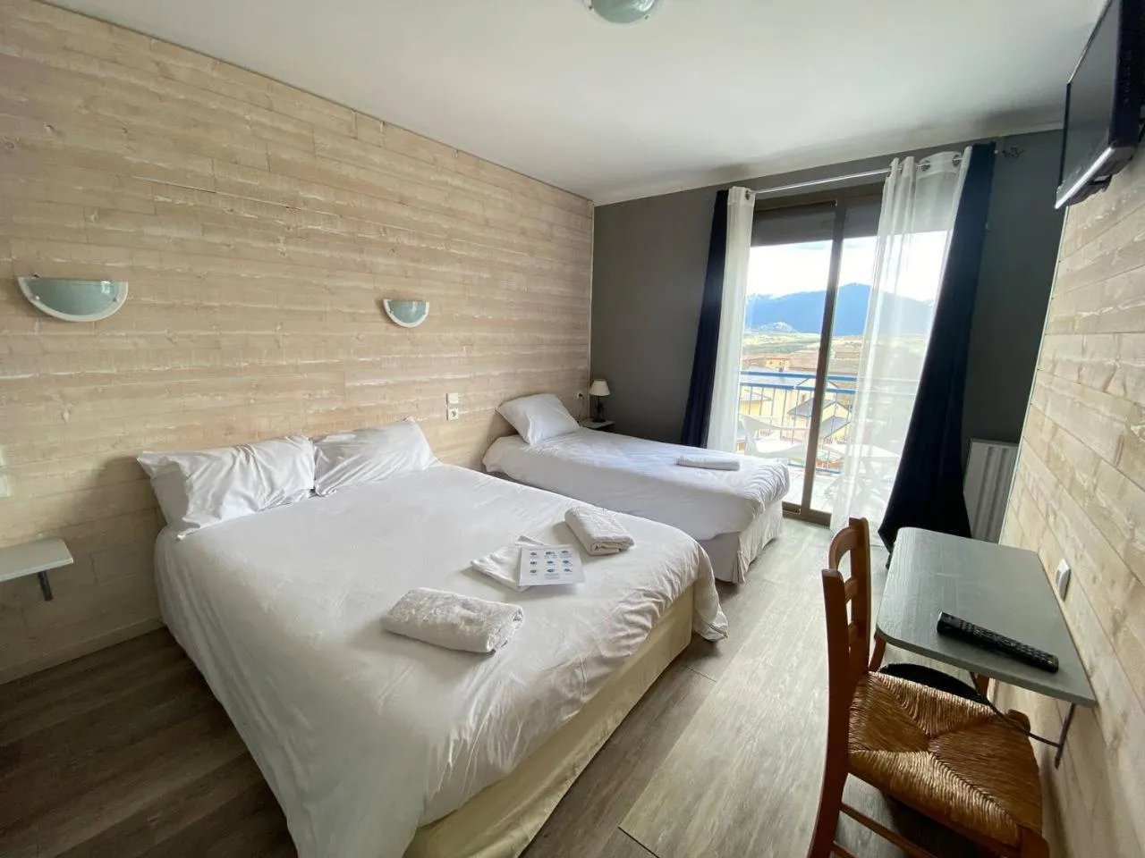 Bedroom, Bed in Hôtel L'Oustalet