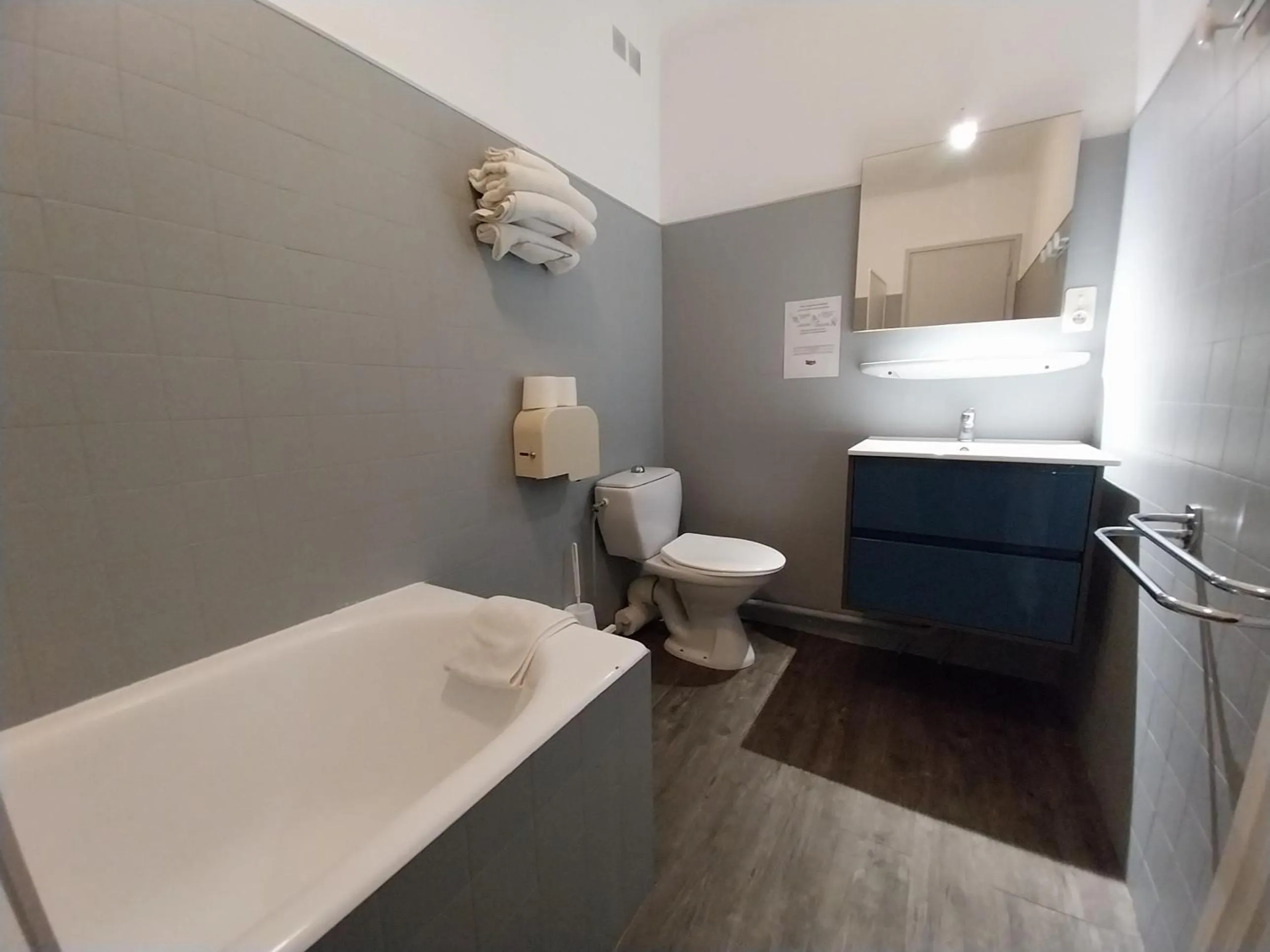 Bathroom in Hôtel L'Oustalet