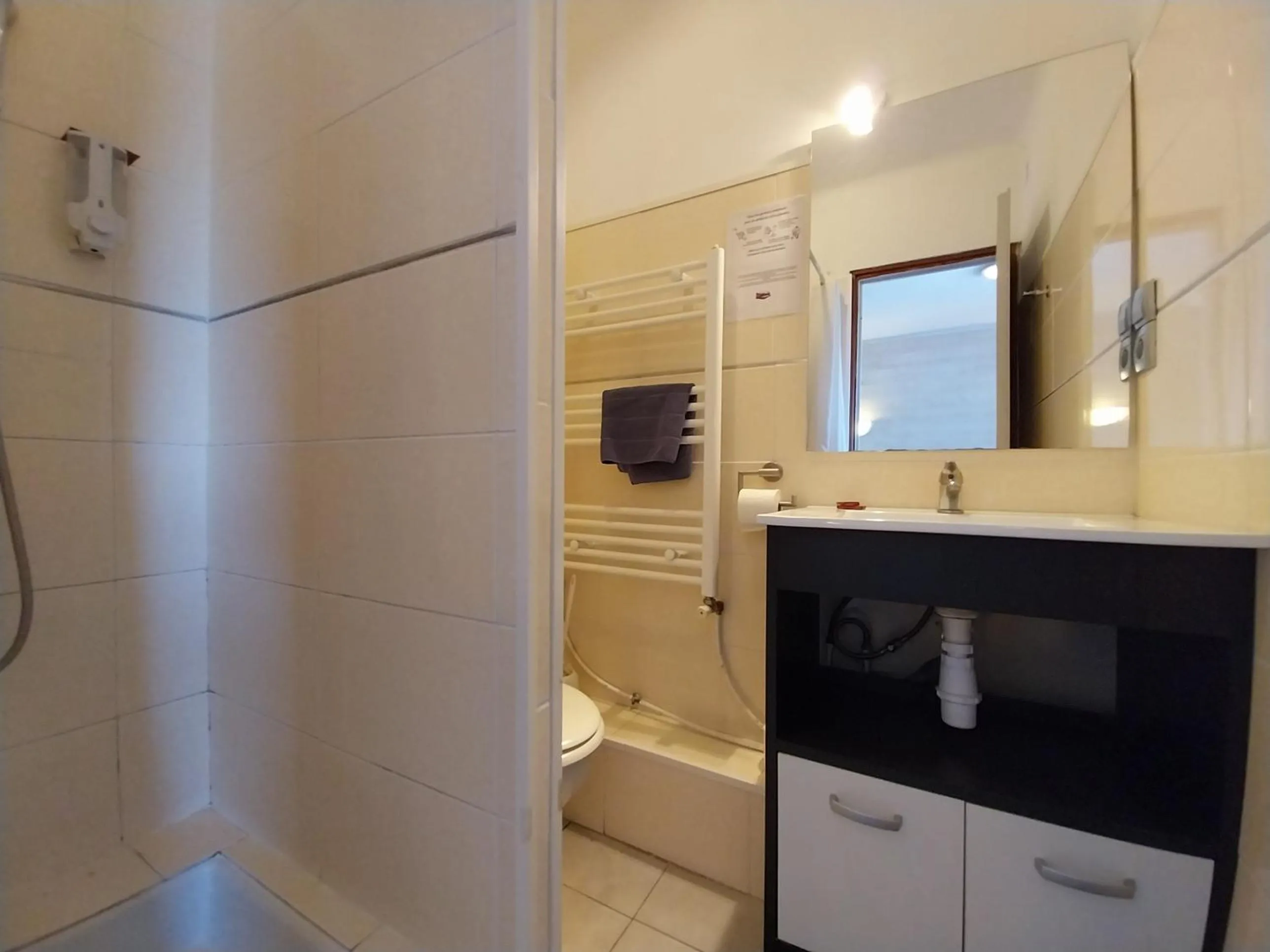 Shower in Hôtel L'Oustalet