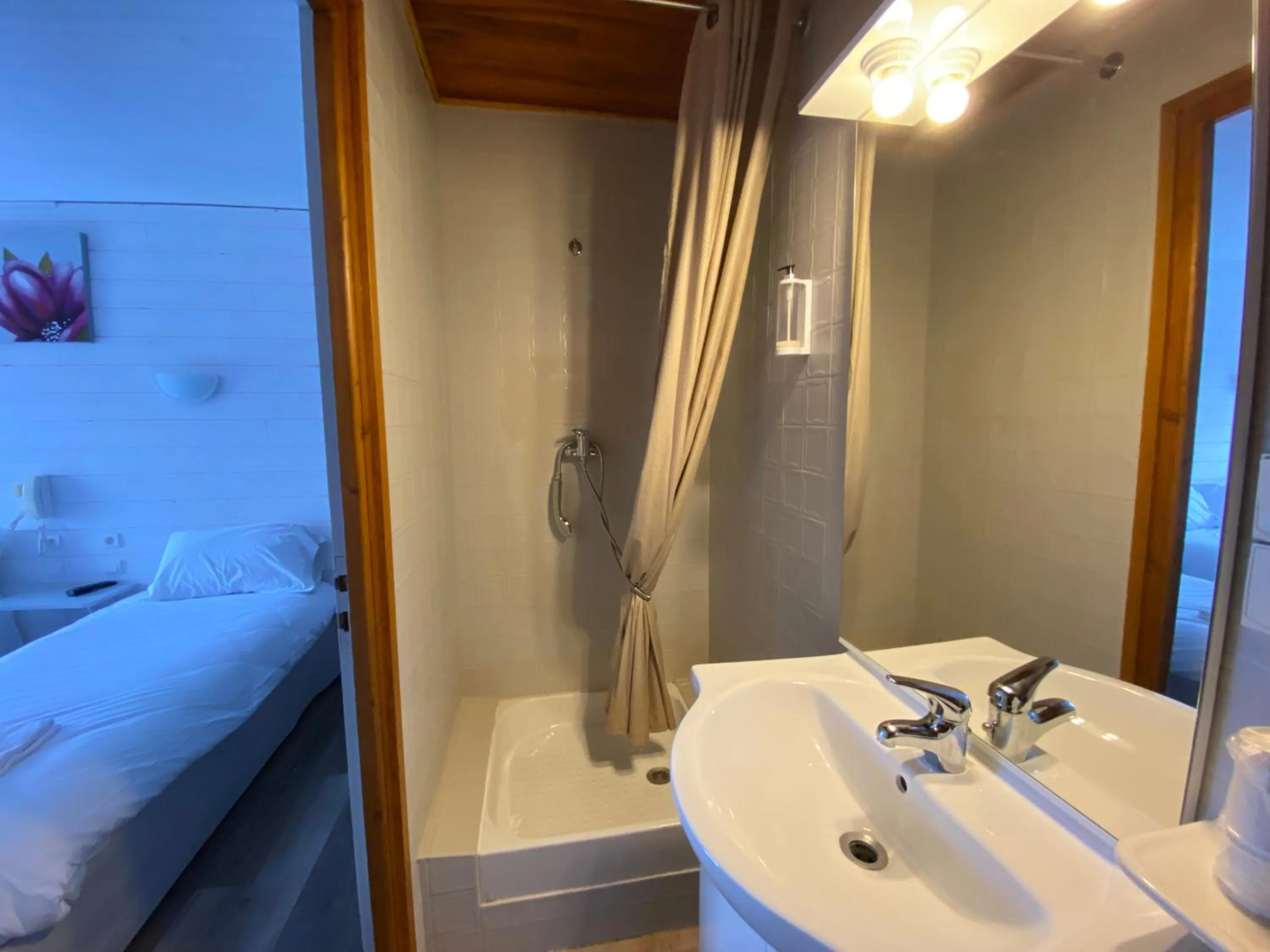 Bedroom, Bed in Hôtel L'Oustalet