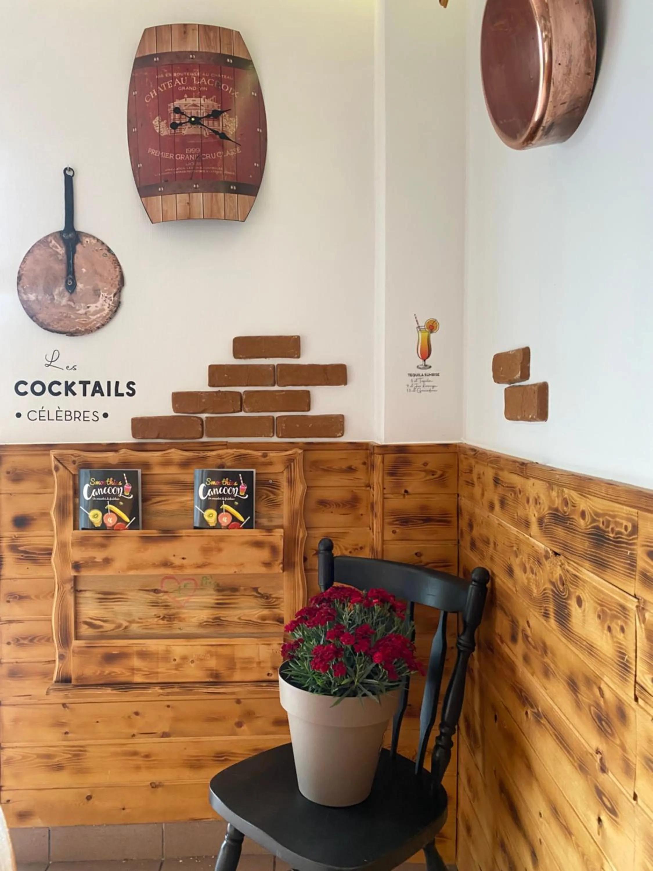 Lounge or bar in Hôtel L'Oustalet