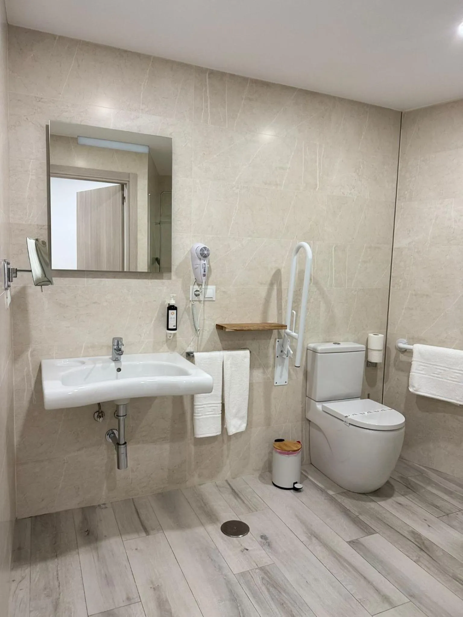 Bathroom in Hotel Apartamentos Antequera