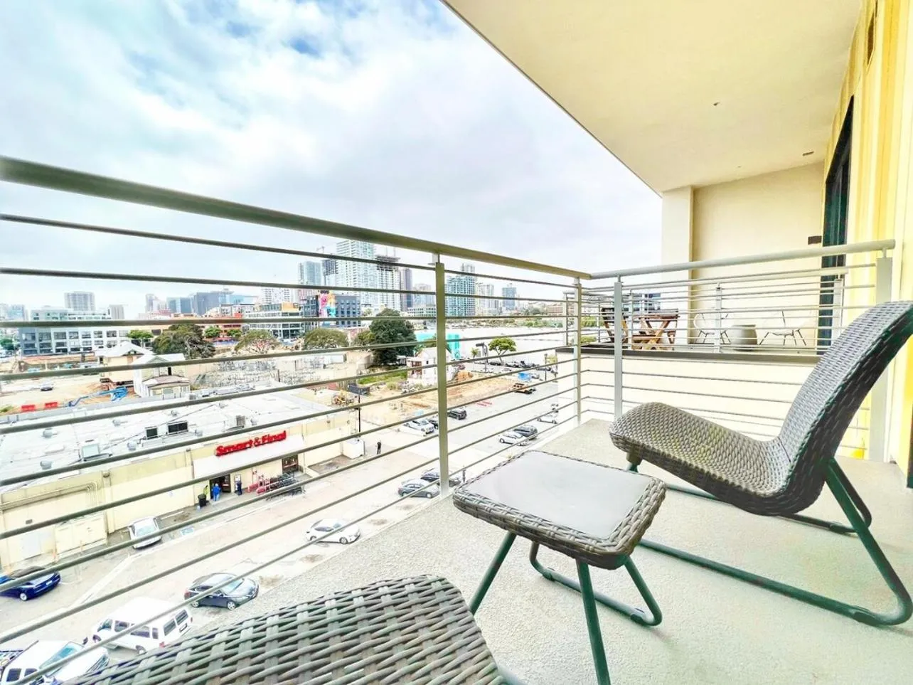 The Leo - One Bedroom Apartment W Private Balcony